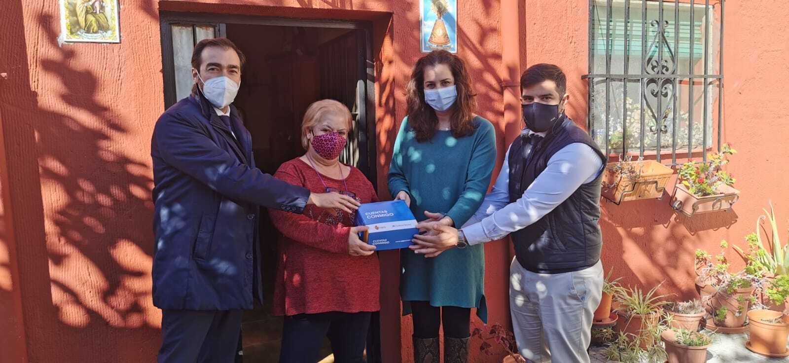 Los representantes de Bienestar Social y CaixaBank.