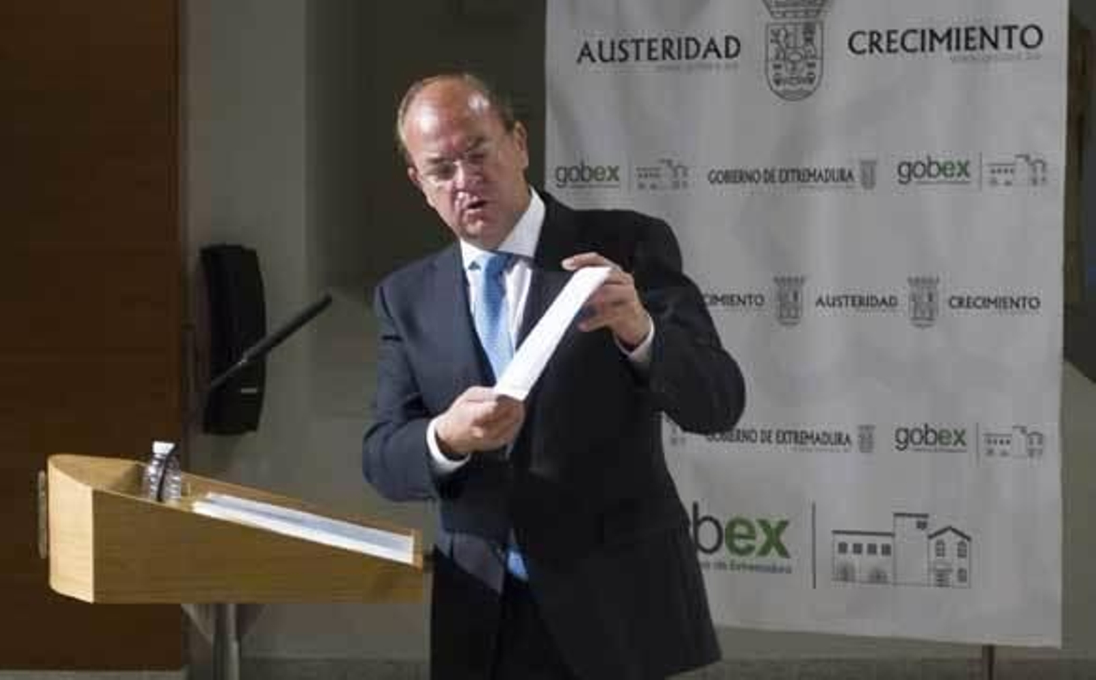 Monago acredita 16 viajes de trabajo a Canarias a cargo del Senado y 22 vuelos privados que pagó él mismo Monago acredita 16 viajes de trabajo a Canarias a cargo del Senado y 22 vuelos privados que pagó él mismo