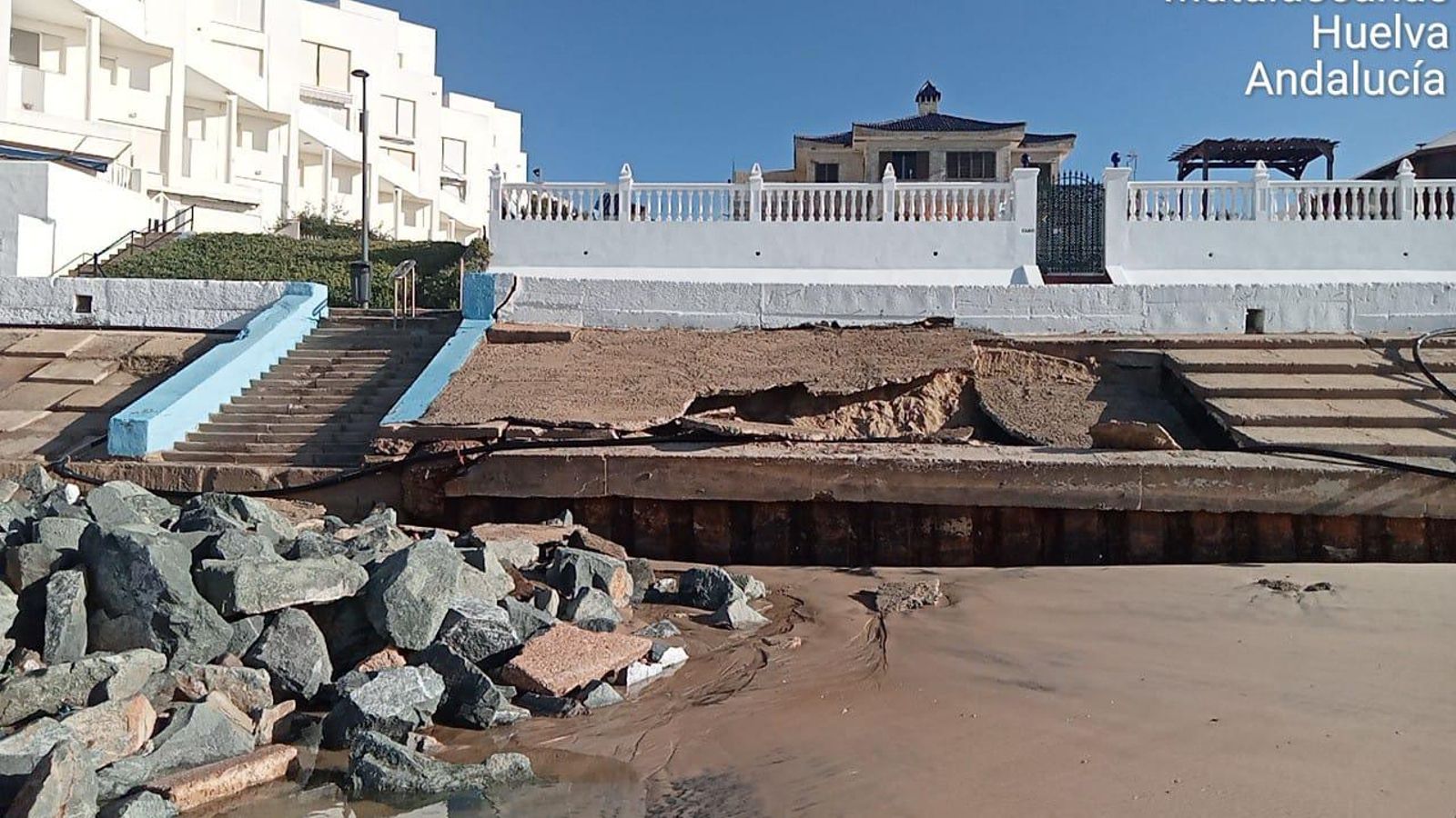 Daños en la playa de Matalascañas por los temporales.
