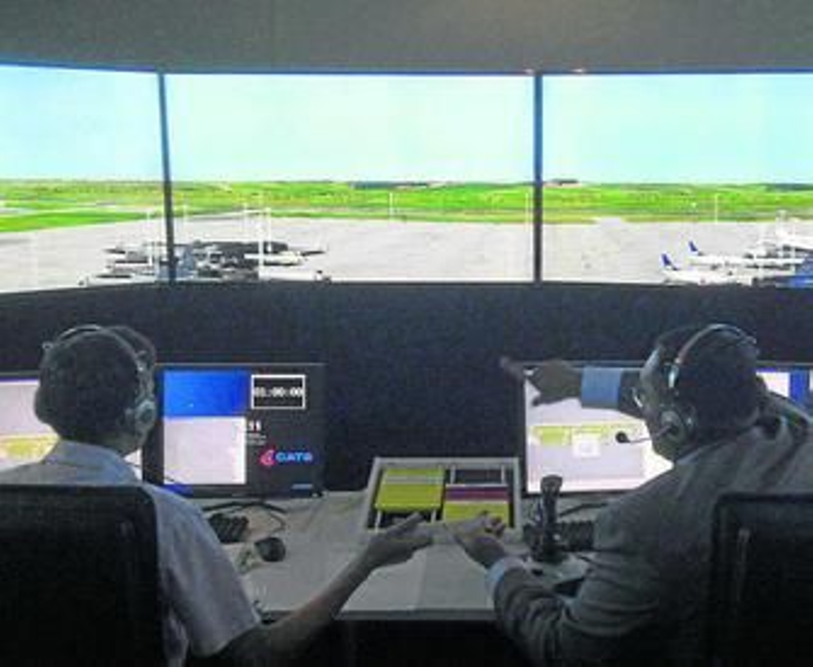 Un profesor de la Escuela de Pilotos de FTEJerez da instrucciones a un alumno ante una pista virtual. Un profesor de la Escuela de Pilotos de FTEJerez da instrucciones a un alumno ante una pista virtual.