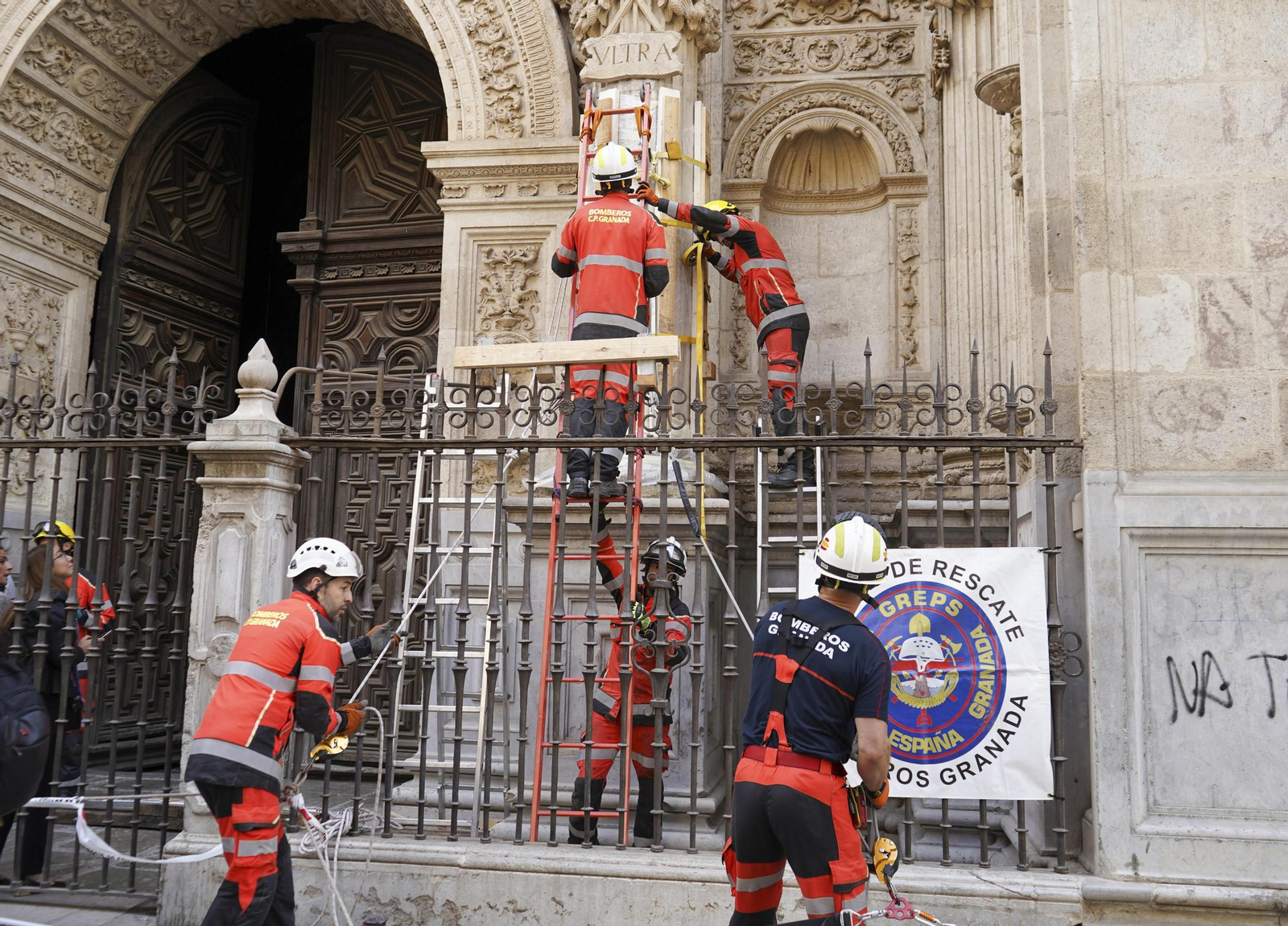 Operativo de seguridad para reforzar elementos patrimoniales de la Catedral de Granada