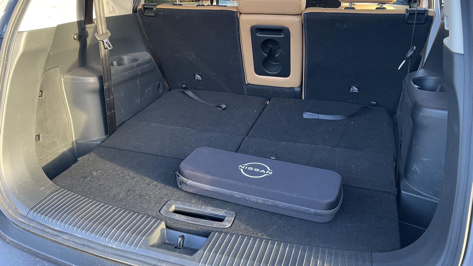 El maletero es, en términos de espacio, el patito feo en el reparto de centímetros del X-Trail.