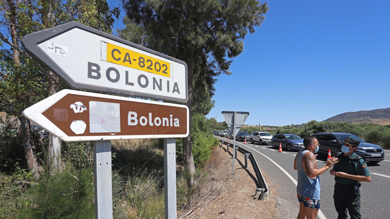 Colas kilométricas de vehículos generadas por las restricciones de acceso a la playa de Bolonia por su alta ocupación