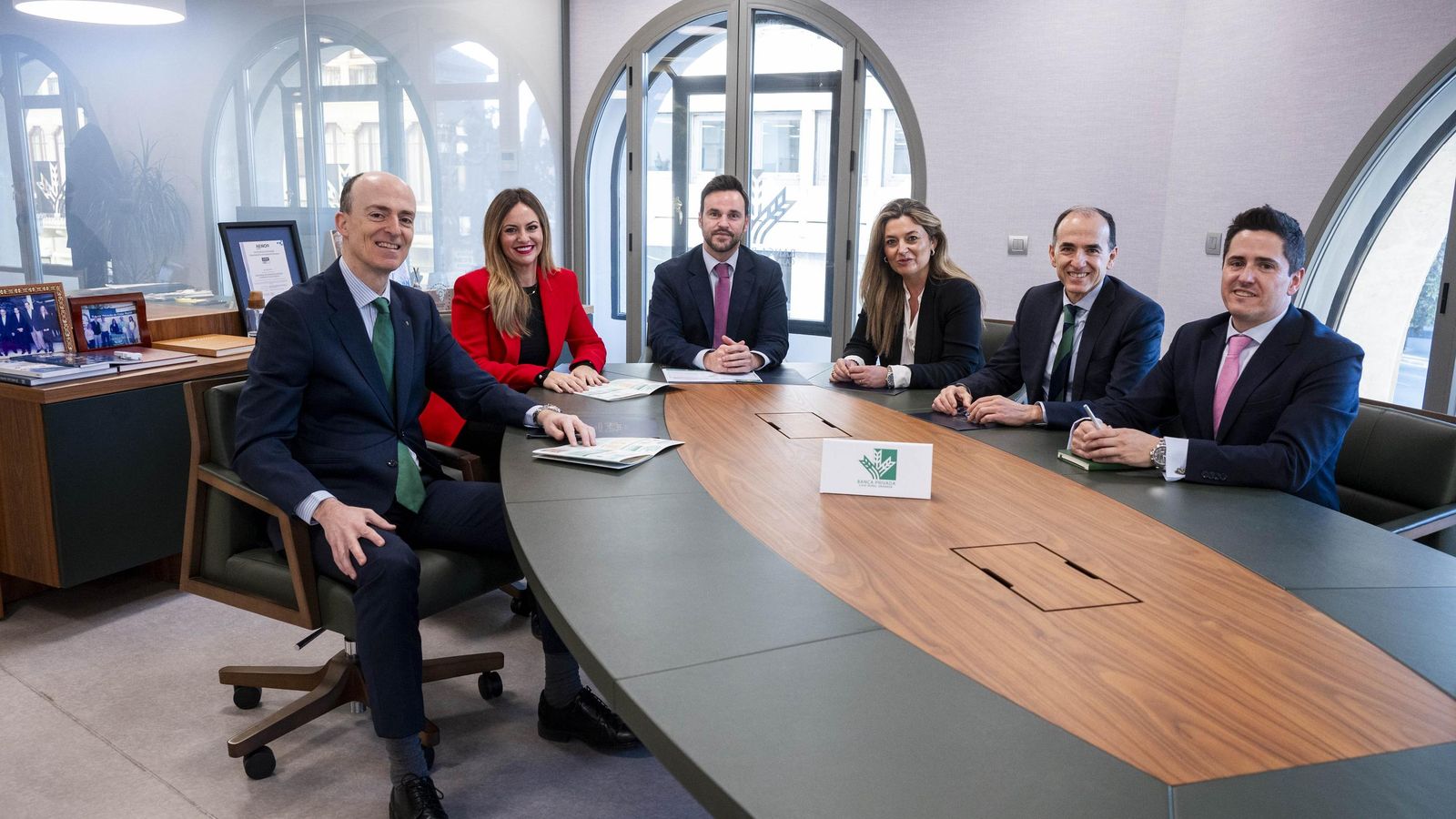 Parte del equipo de Banca Privada en su sede principal en la Gran Vía de Granada.