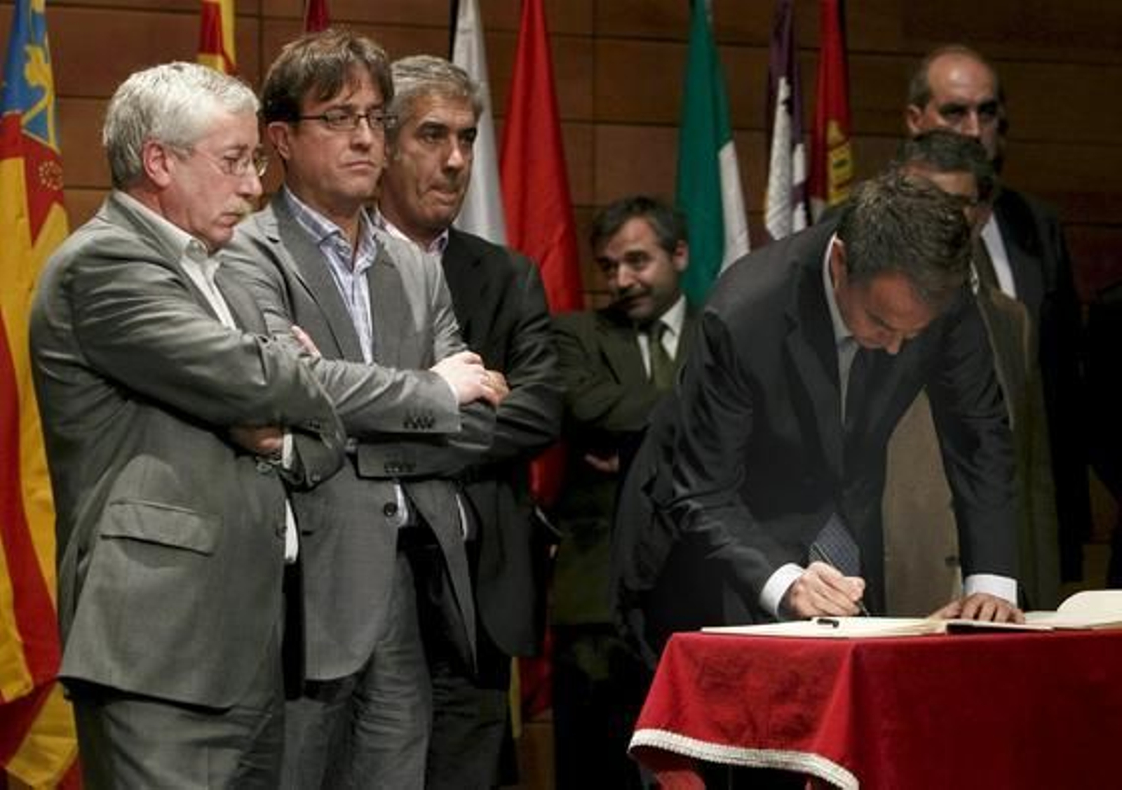 Zapatero deja su rúbrica en el libro de firmas.

Foto: EFE