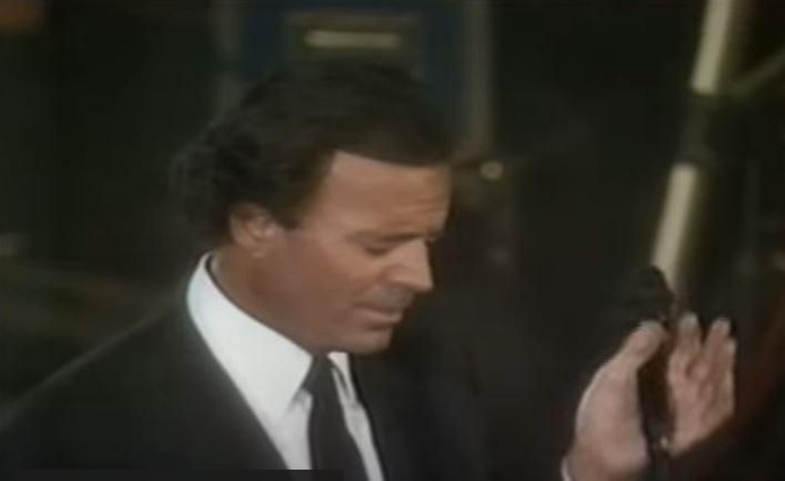 El cantante Julio Iglesias, en un concierto en 1989, fecha en la que cantó en la Plaza de Toros de El Puerto,