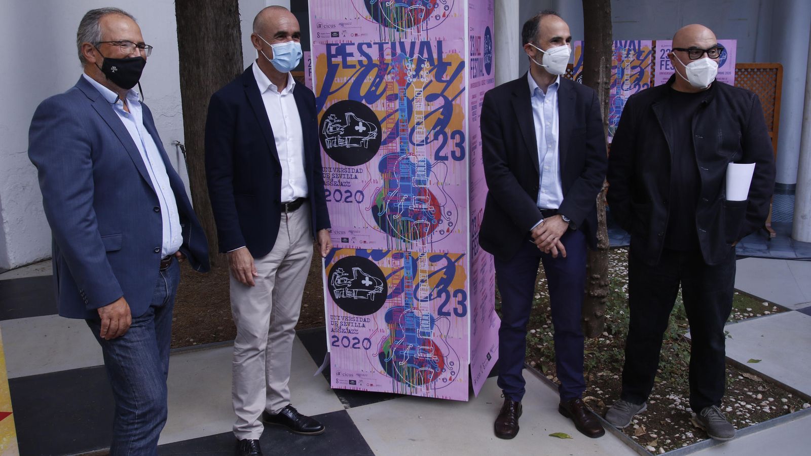 Los representantes institucionales y el coordinador de la cita, Javier Gutiérrez,  ante el cartel de Manolo Cuervo.