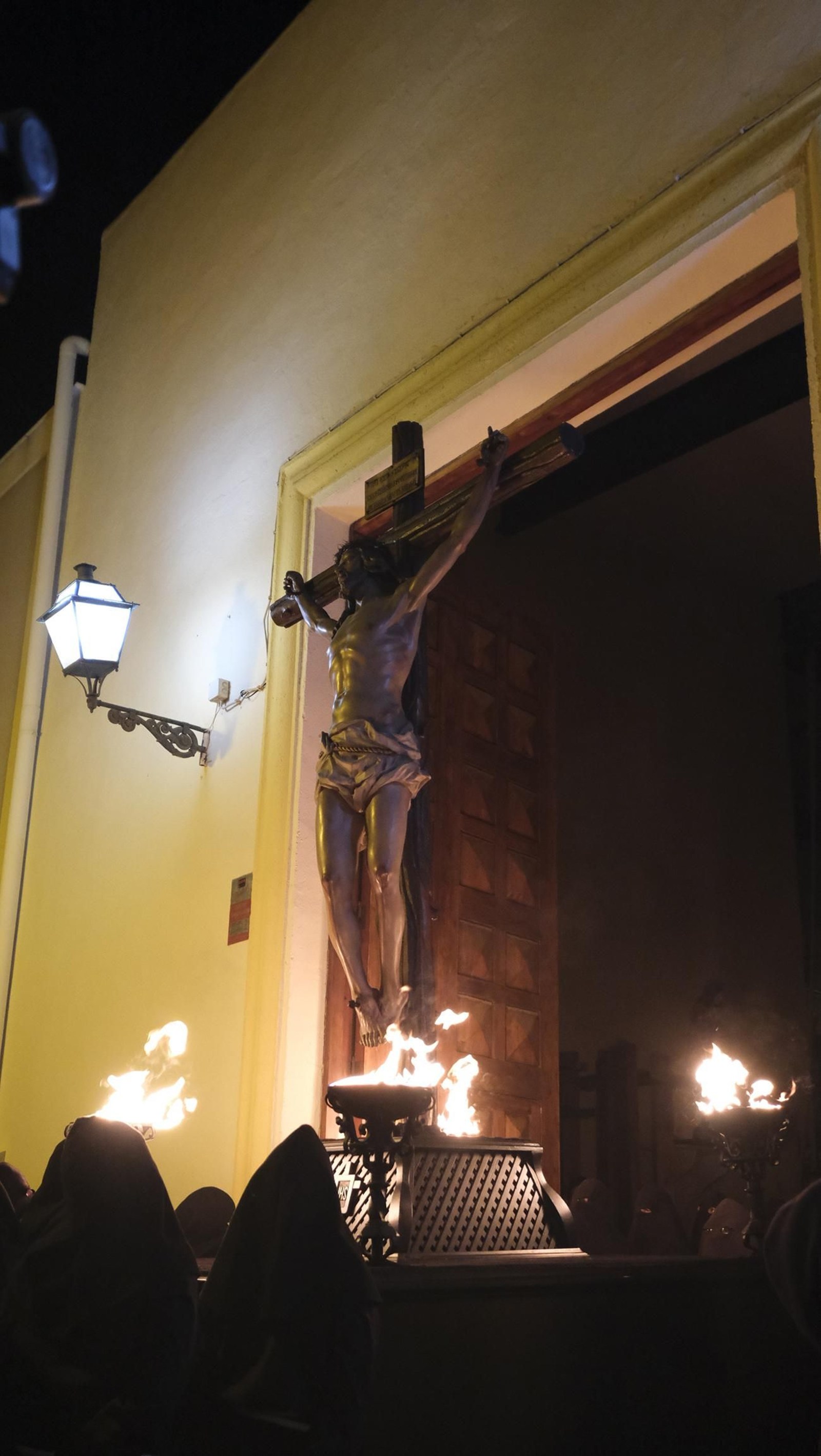 Procesión del Perdón en Almería, en imágenes