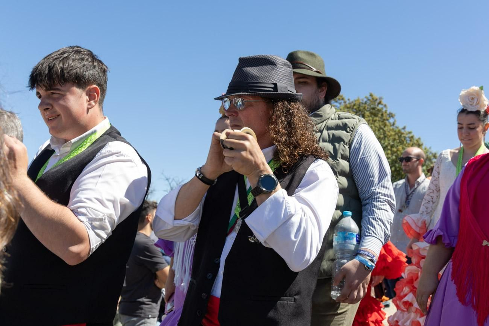 Miles de romeros acuden al encuentro de la Virgen de la Cabeza en su romería
