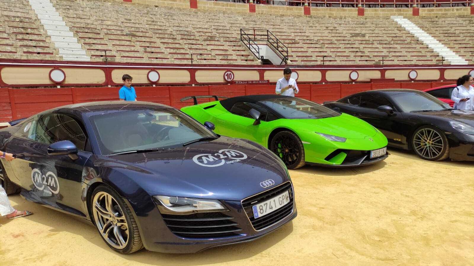 Otra imagen de algunos de los coches deportivos.