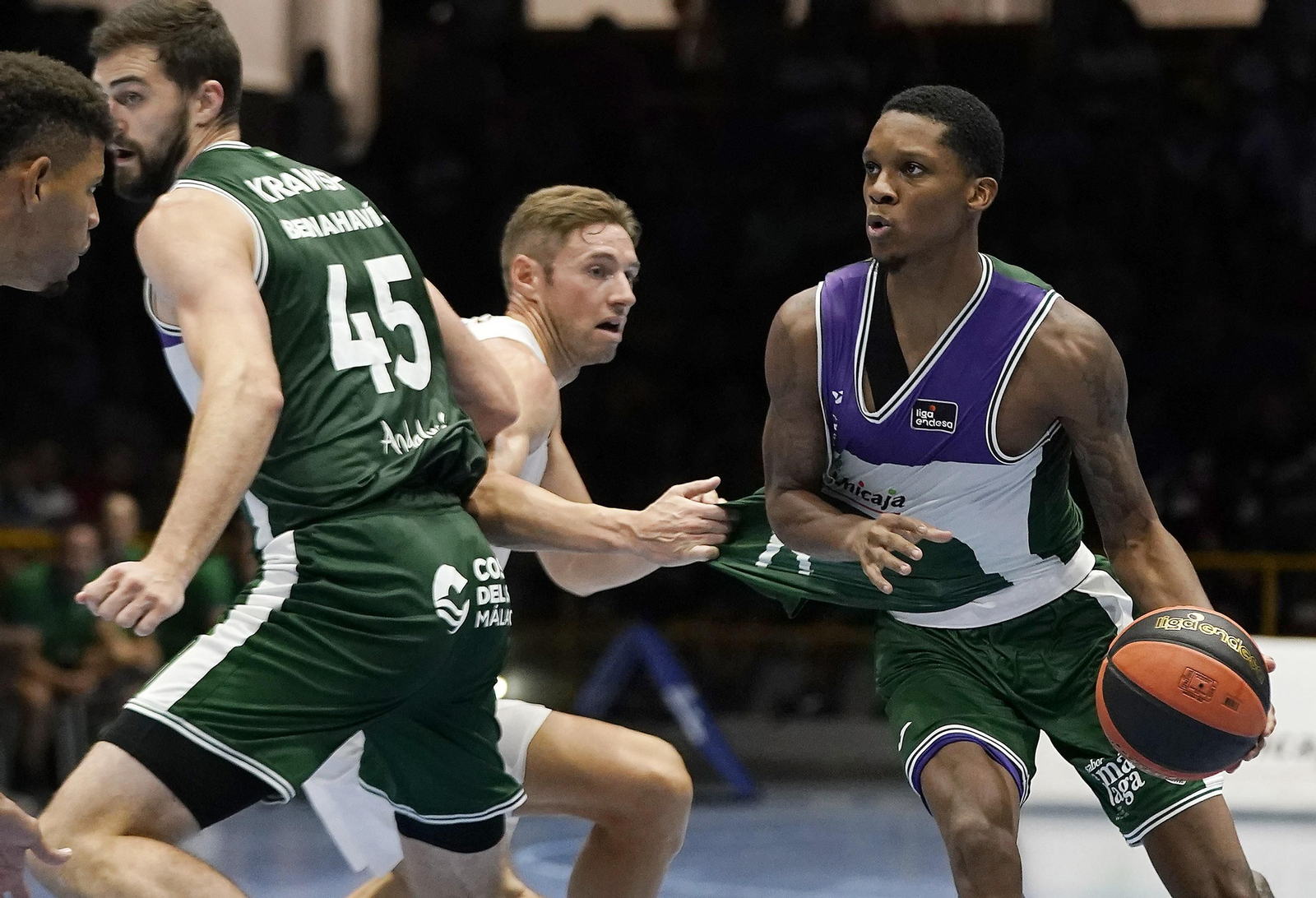 Carter, agarrado por Causeur.