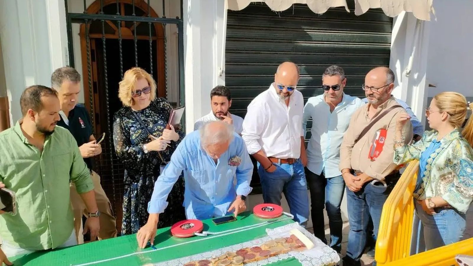 El notario toma nota de las medidas de la tosta ibérica