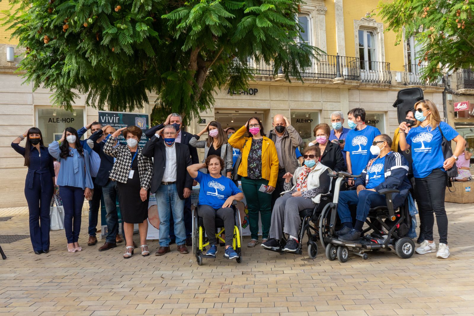 Mesa informativa de Vivir en la Puerta de Purchena durante la visita del Delegado de Salud y la Vicepresidenta de Diputación.