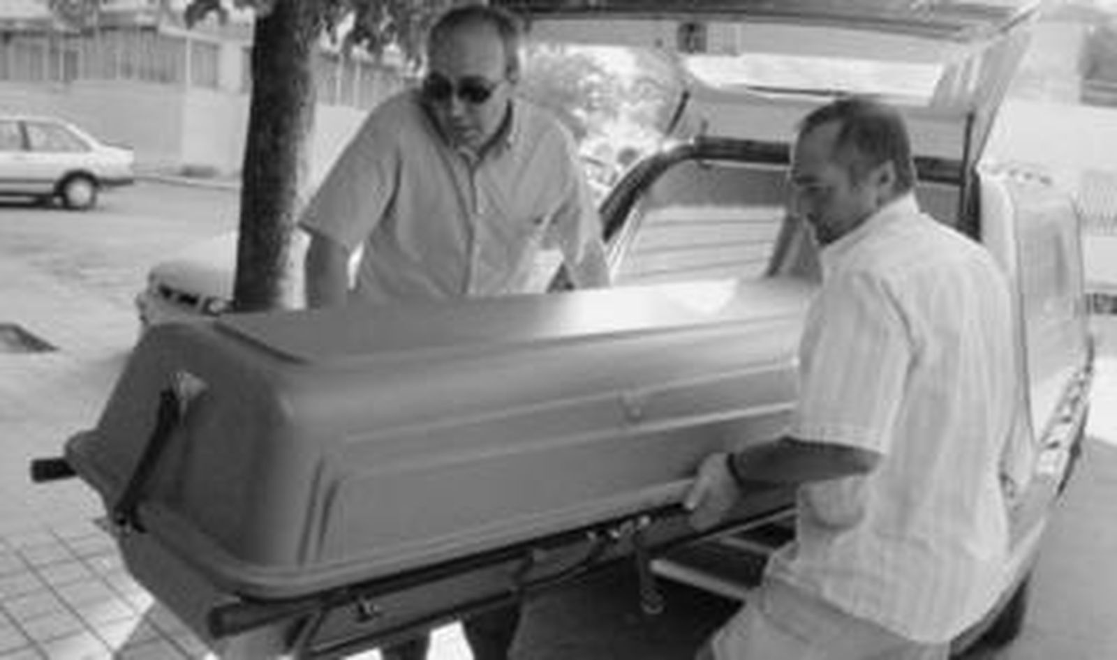 Operarios de la funeraria introducen el cuerpo de la menor fallecida en el Instituto de Medicina Legal de Granada.