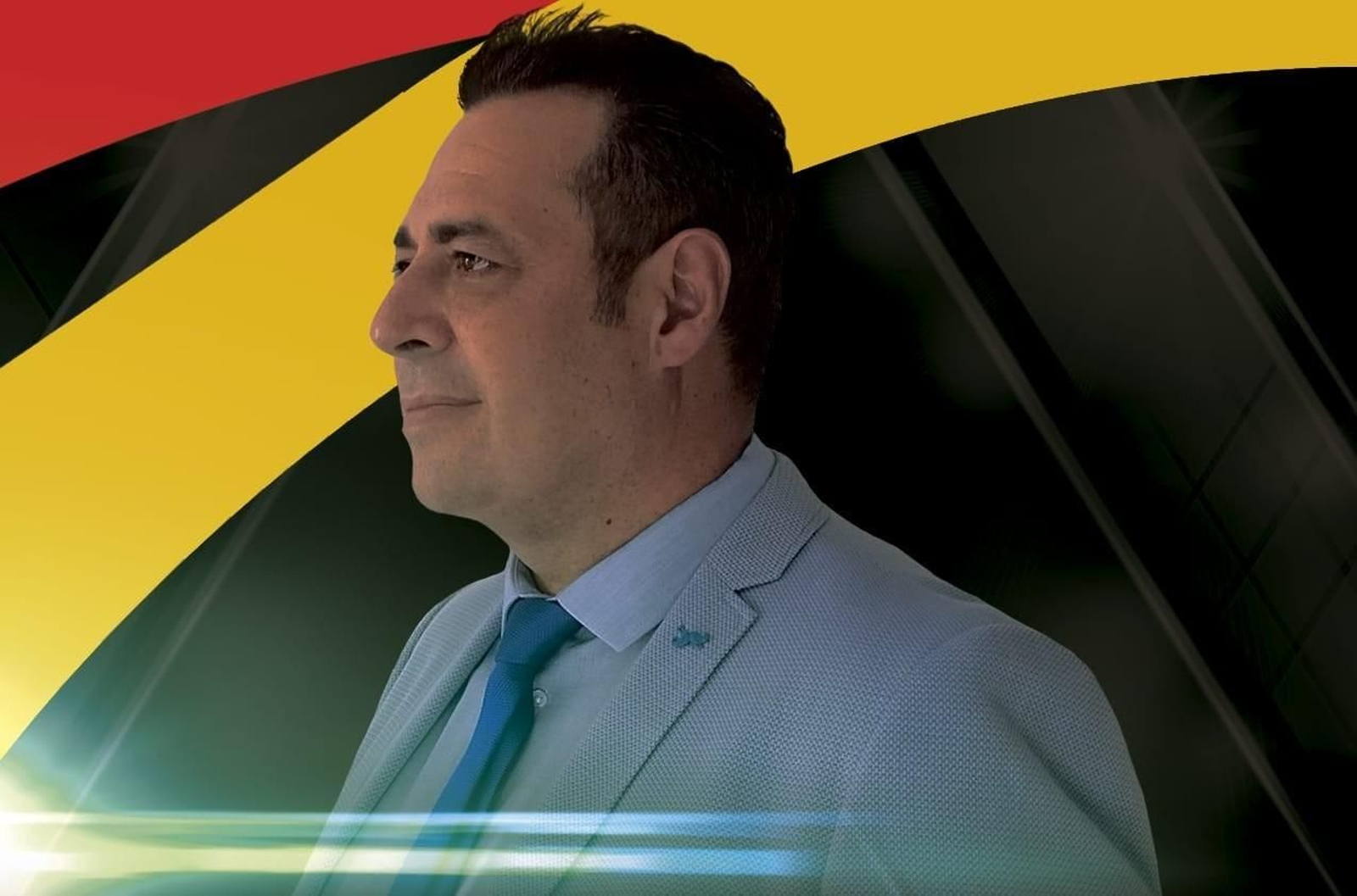 José Manuel Martínez Ayala, en el cartel anunciador de la presentación del nuevo partido España Suma.