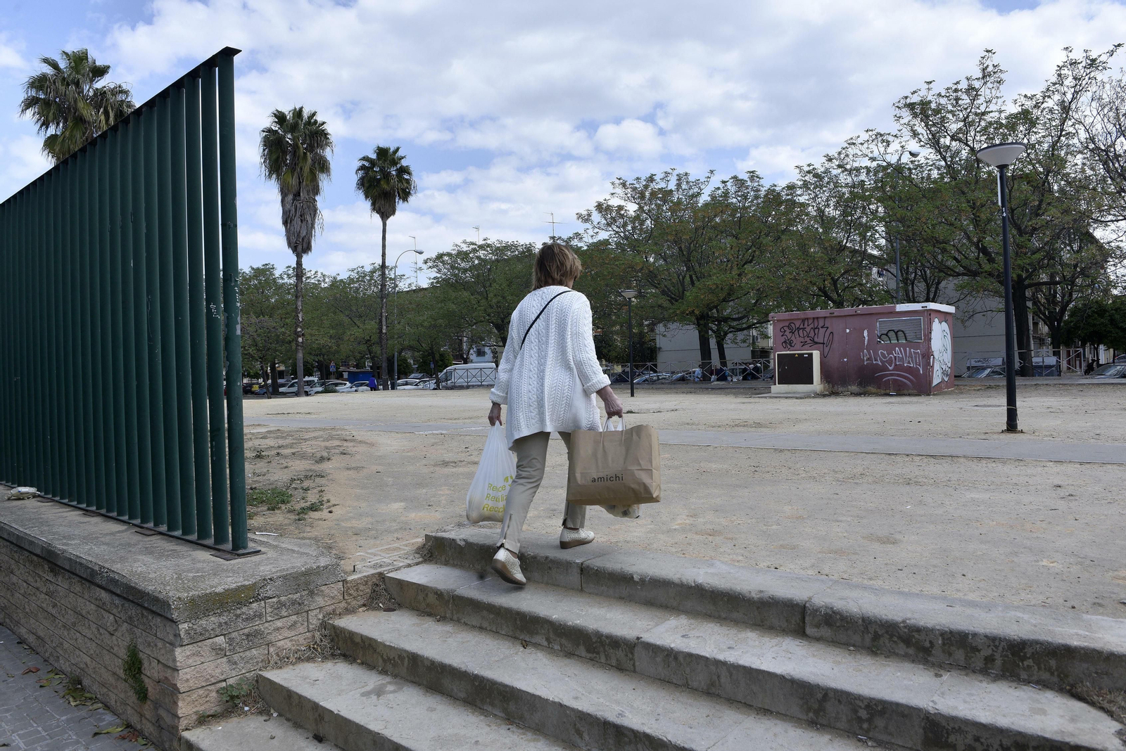 El mal estado de la Ronda del Tamarguillo, en imágenes