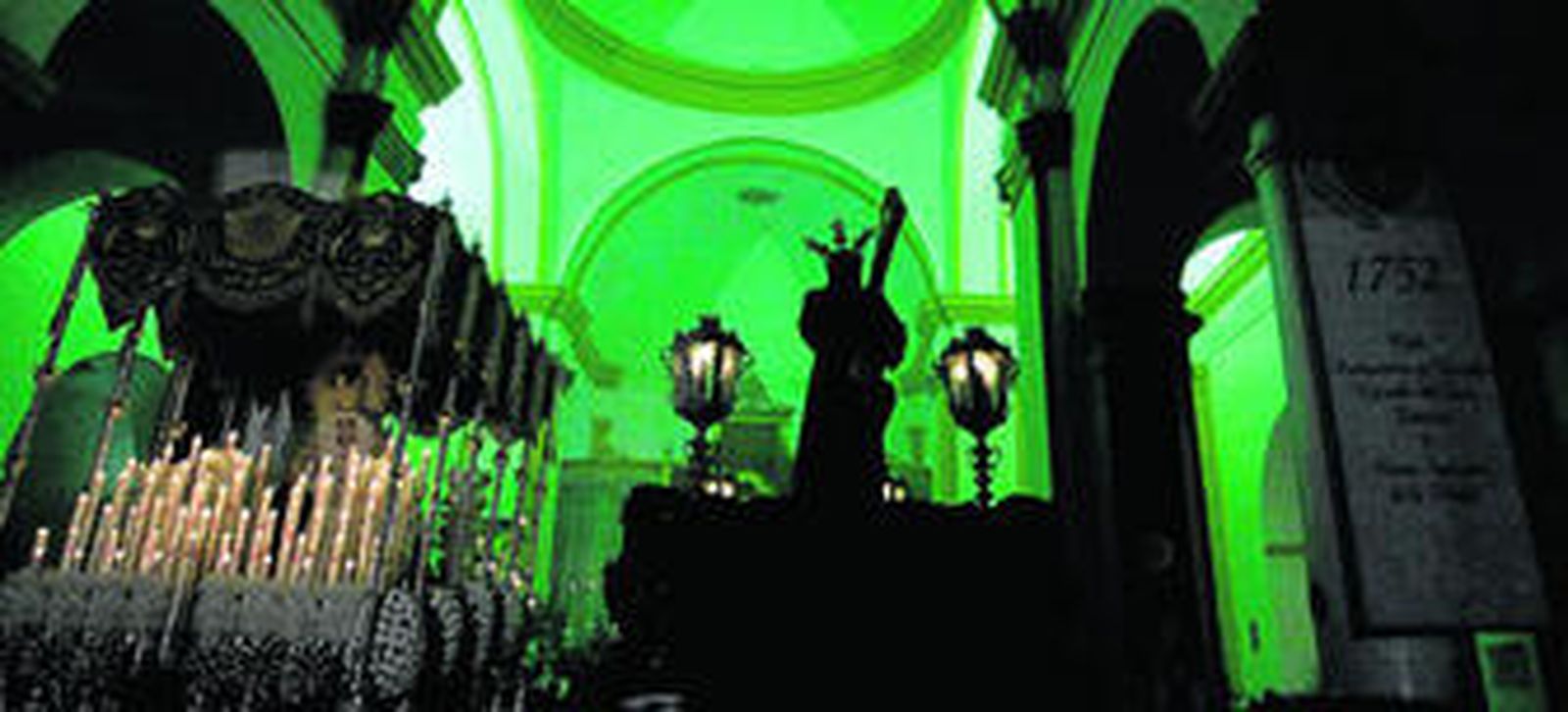La Virgen de la Amargura y el Nazareno, en el interior del templo, tras decidirse que este año no saldría la procesión a las calles de Algeciras.