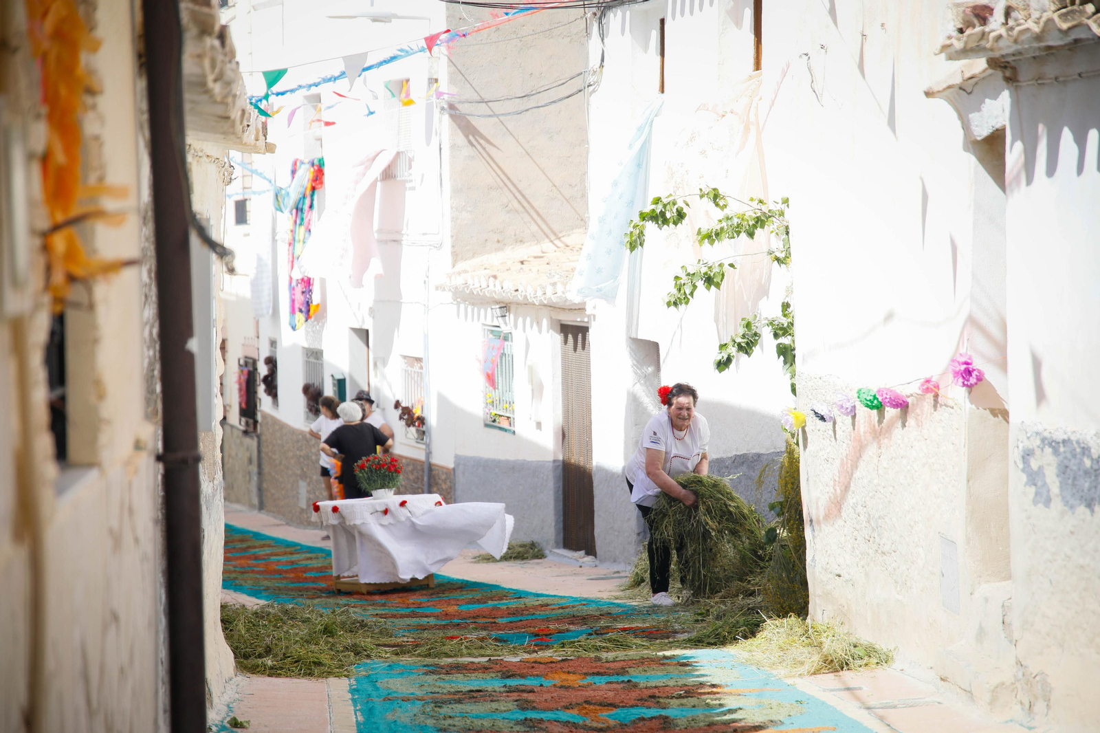 Así es la gran alfombra de serrín para que levite la Virgen de Fátima de Tíjola