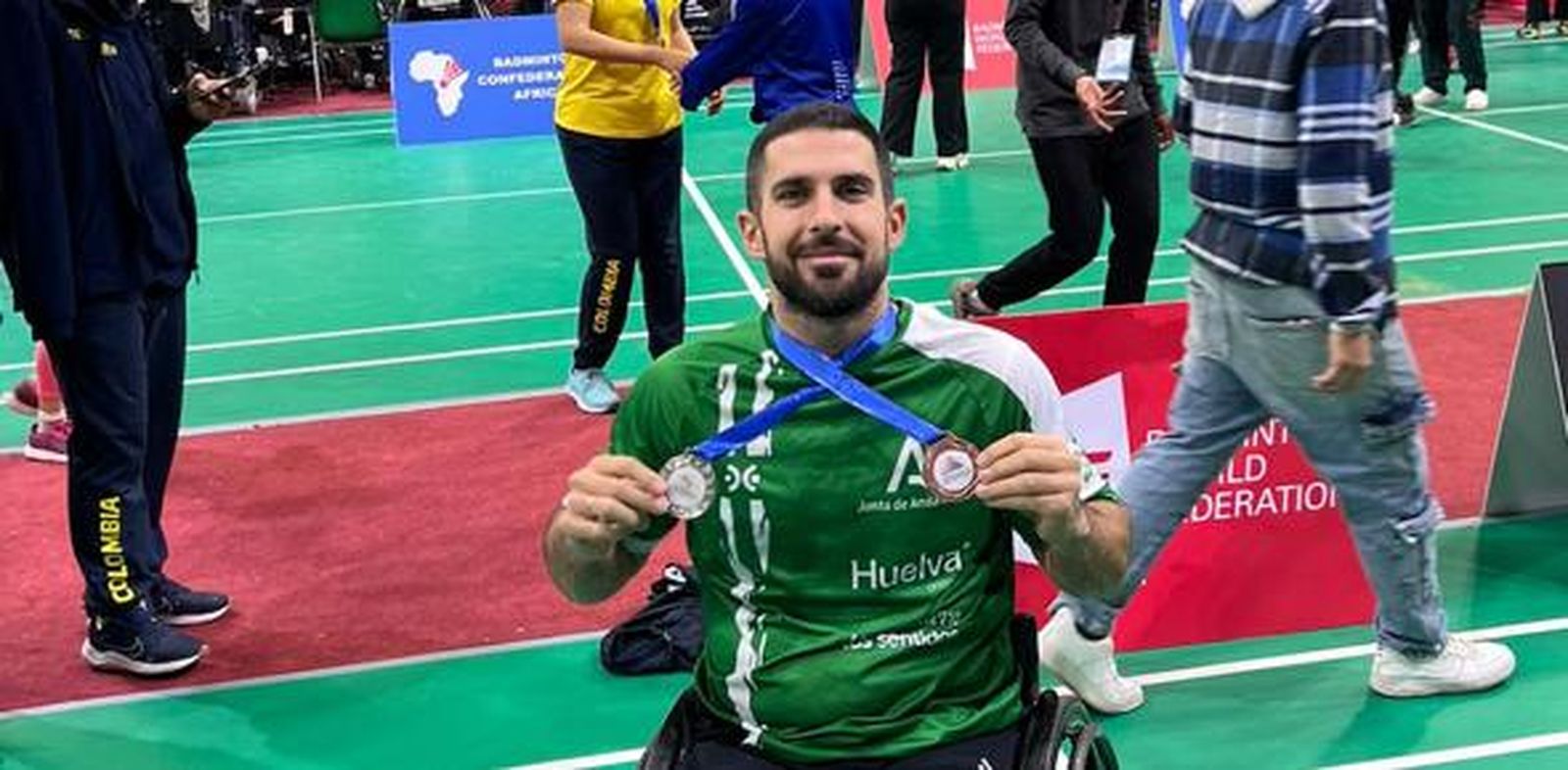 Paco Motero posa con sus medallas obtenidas.