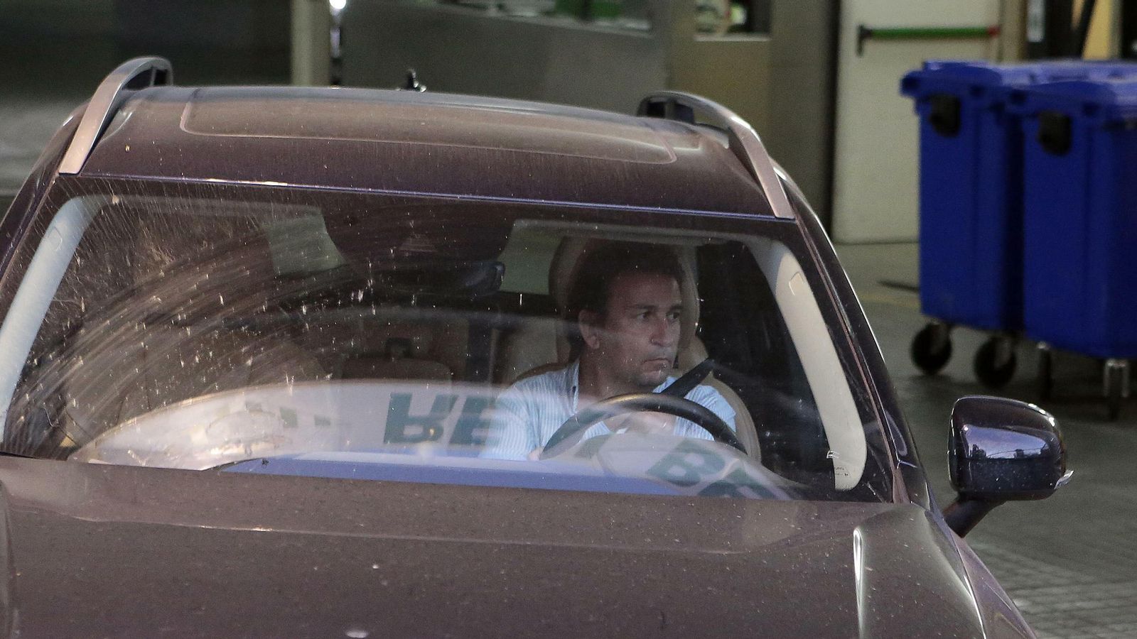 José Miguel López Catalán sale del estadio en su automóvil.