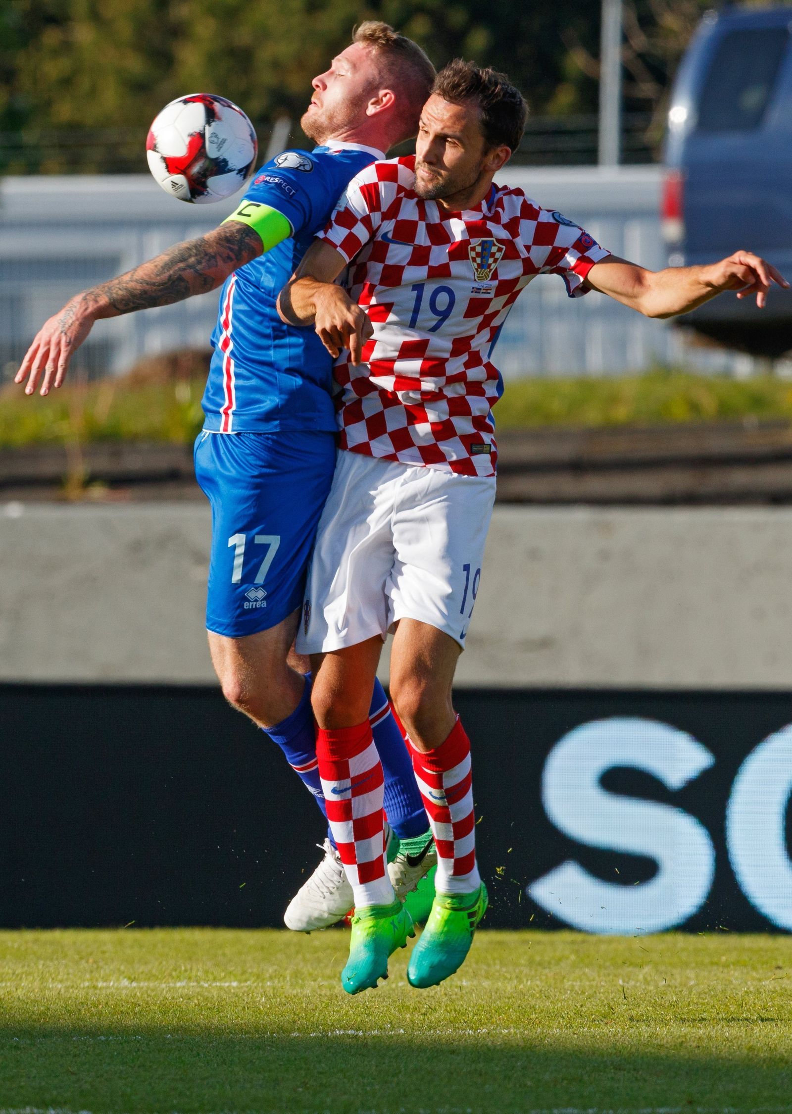 El islandés Gunnarsson y el croata Badelj compiten por un balón aéreo.