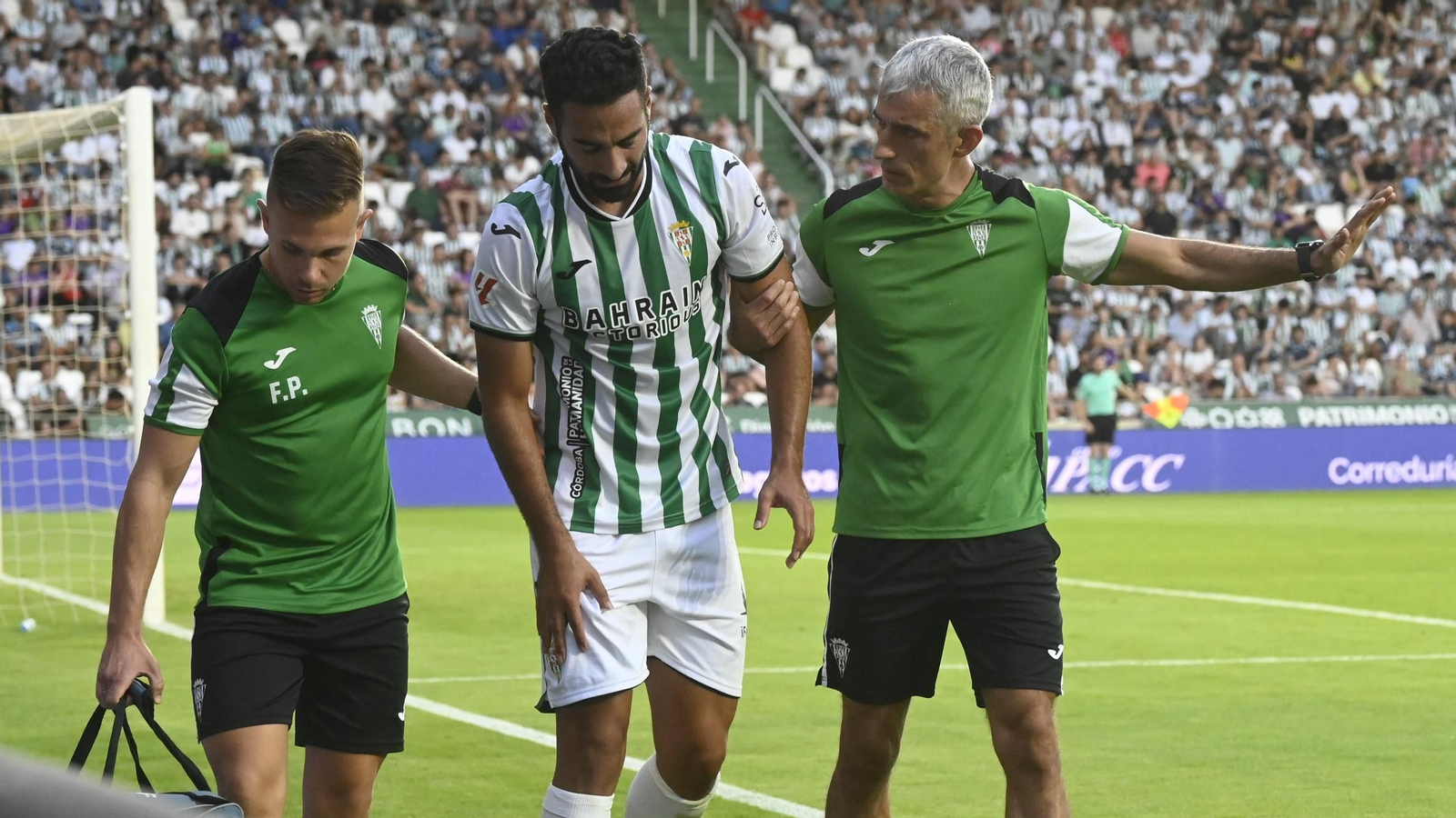 Rubén Alves se retira con dolor tras un golpe en el Córdoba CF - Almería.