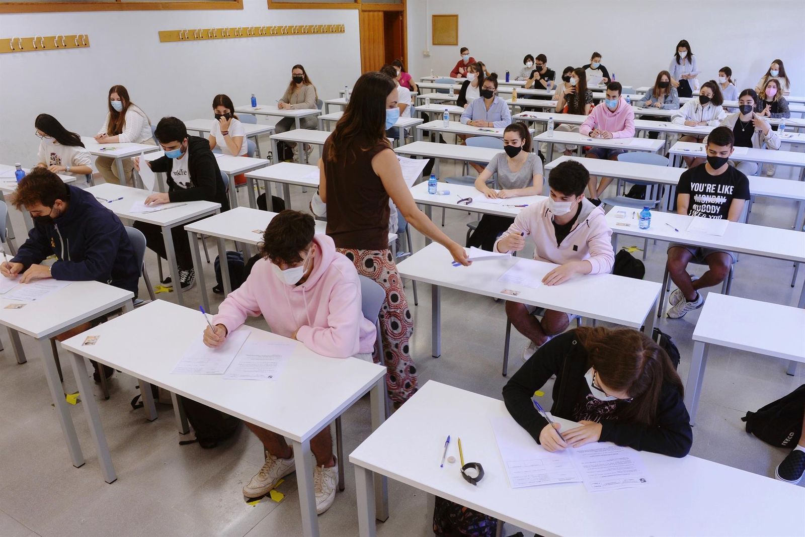 Alumnos en un examen.