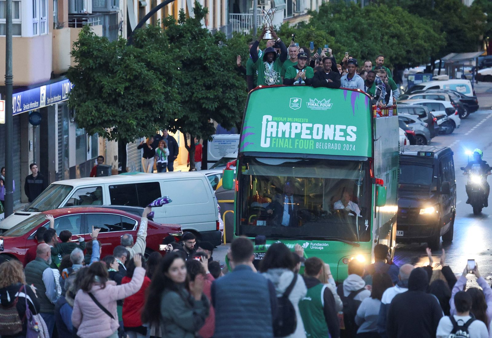 El Unicaja celebra en las calles de Málaga el título de la BCL