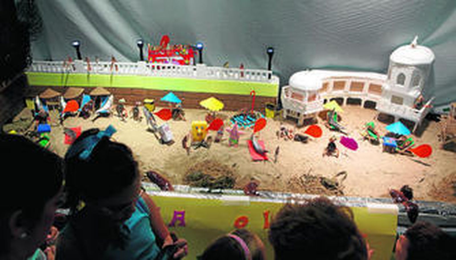 Representación de un día de playa en La Caleta.