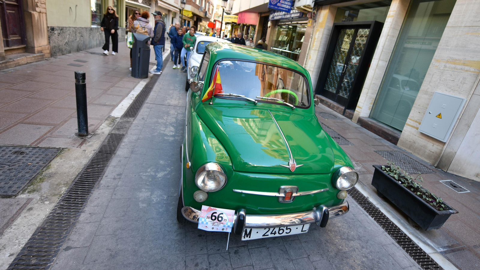La exhibición de coches de antiguos en el centro de La Línea, en imágenes
