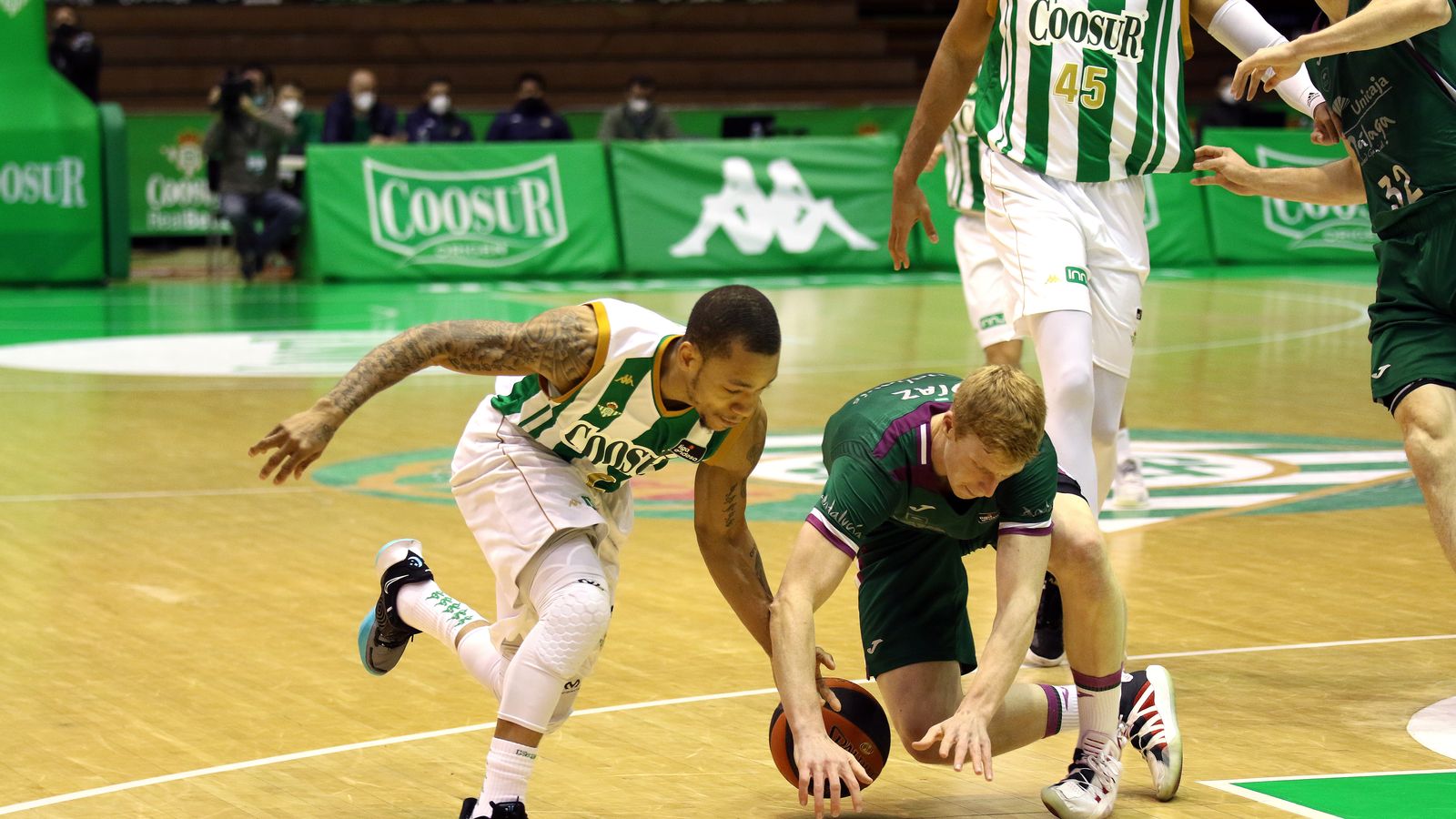 Randle disputa el balón ante Alberto Díaz.