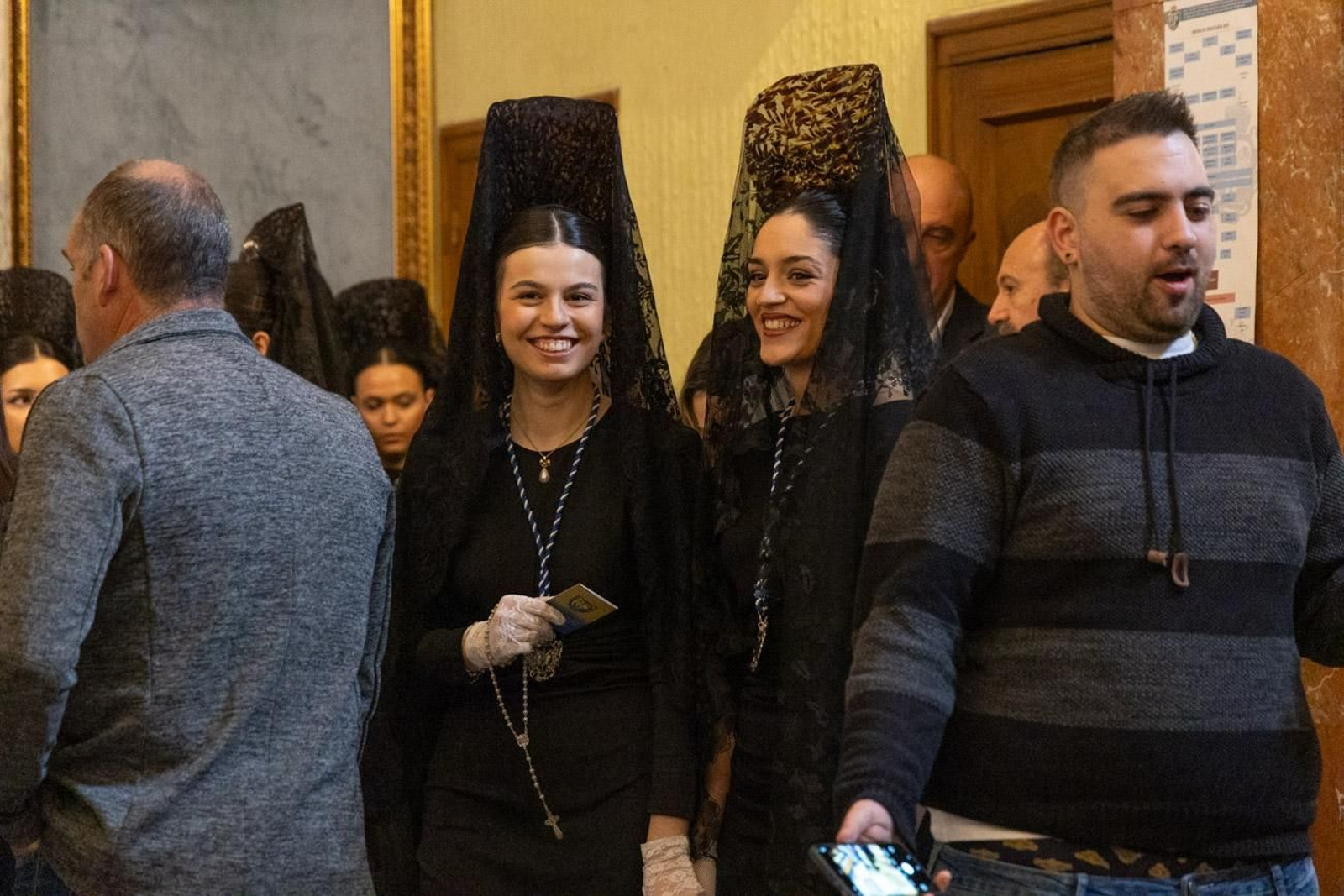 Los jiennenses se echan a la calle para presenciar la primera de las procesiones de la jornada: la Borriquilla (I)