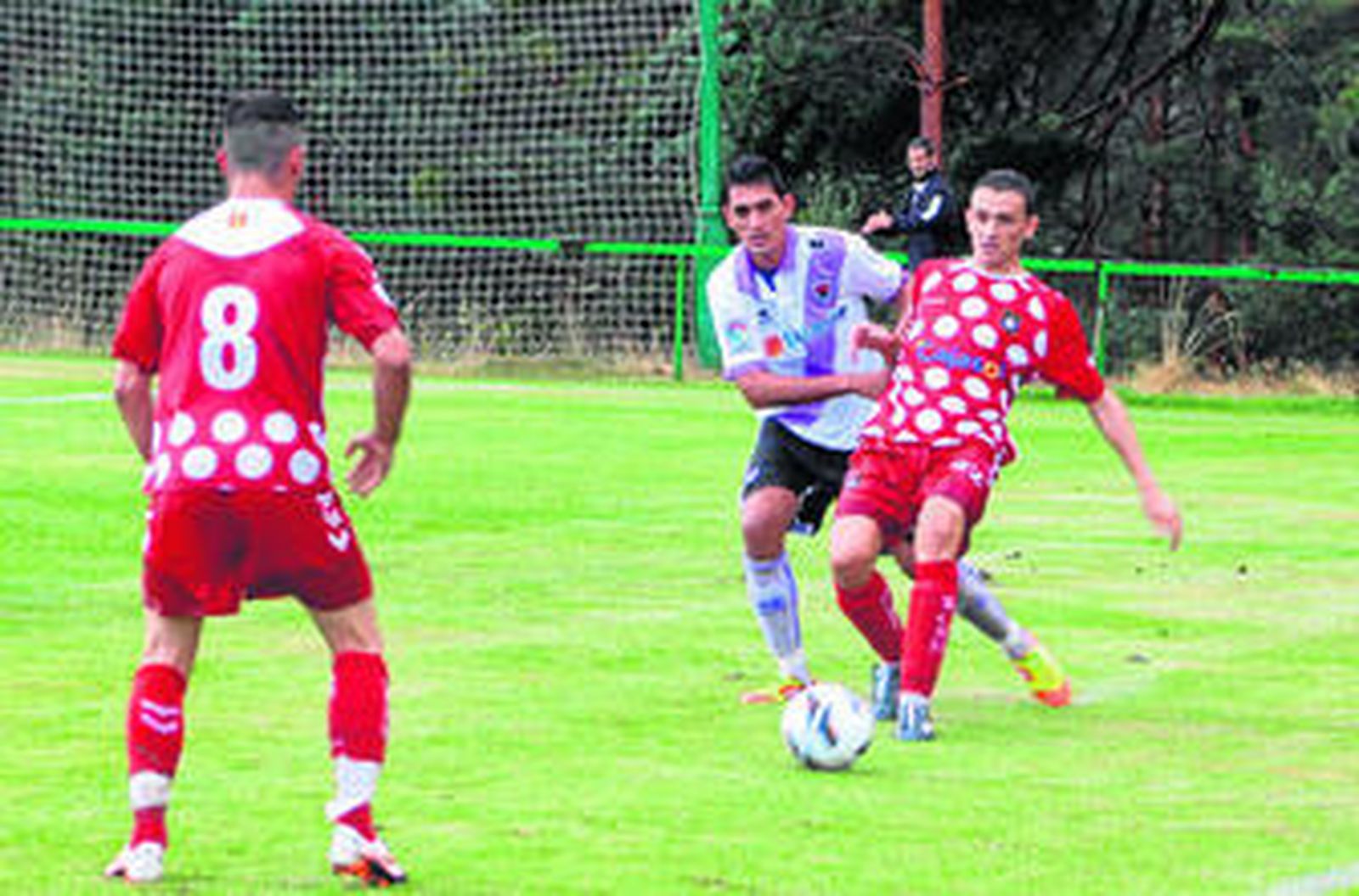 Matamala cede la pelota a Jonathan Valle en el encuentro de pretemporada que midió al Decano con el Numancia en la concentración albiazul en Covaleda.