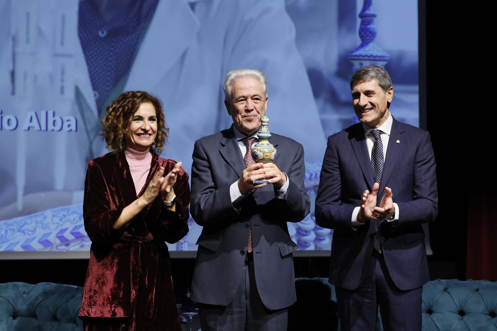 Momento en el que Alba recibe el premio de la vicepresidenta primera y el delegado del Gobierno