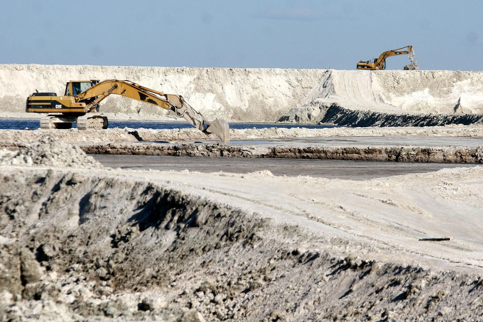 Máquinas excavadoras trabajan en el apilamiento de fosfoyesos, en una imagen de 2009.
