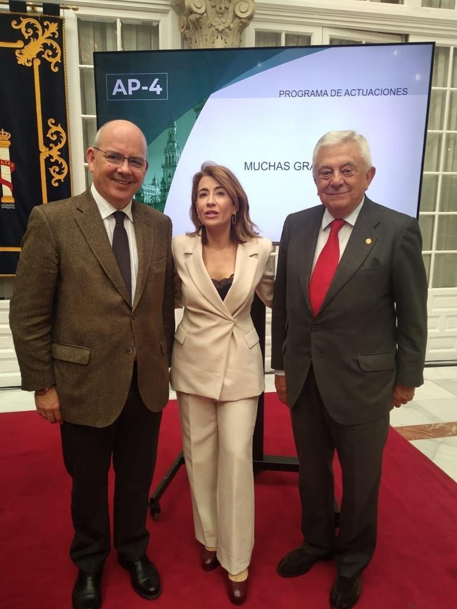 Sánchez Rojas (i), junto a la ministra Raquel Sánchez y Francisco Herrero, presidente de la Cámara de Comercio de Sevilla.
