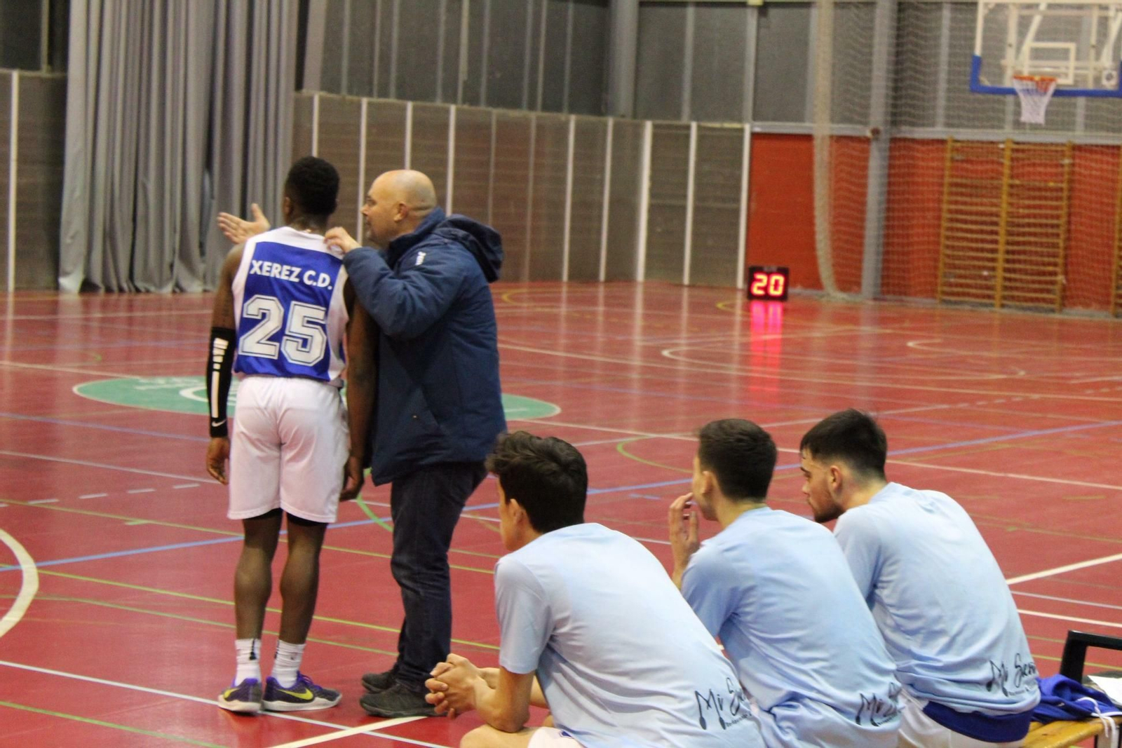 Julián Martínez, entrenador del Basket XCD, dando instrucciones a Quintin Lee.