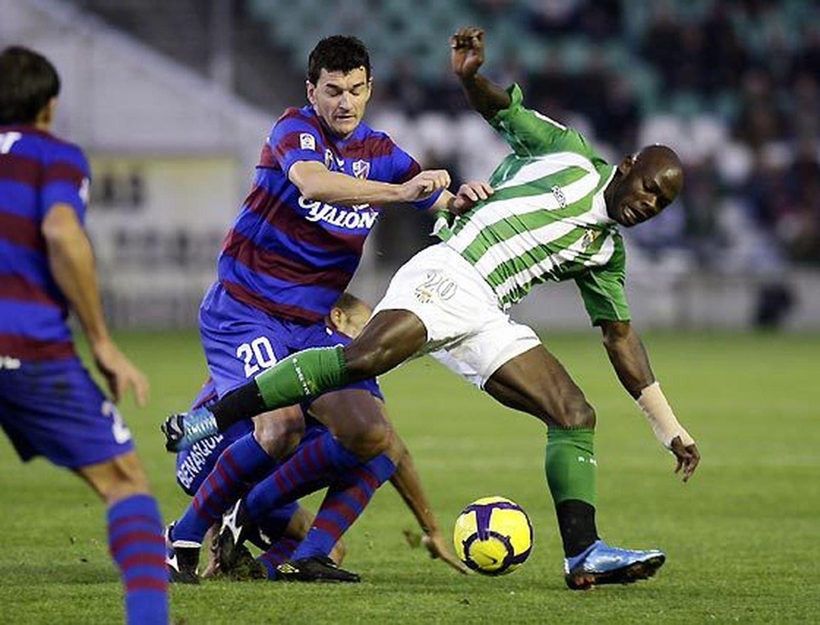 El Betis deja escapar dos puntos ante el Huesca (1-1) en los últimos compases de un partido en el que los de Antonio Tapia terminaron con dos expulsados.  Foto: Antonio Pizarro