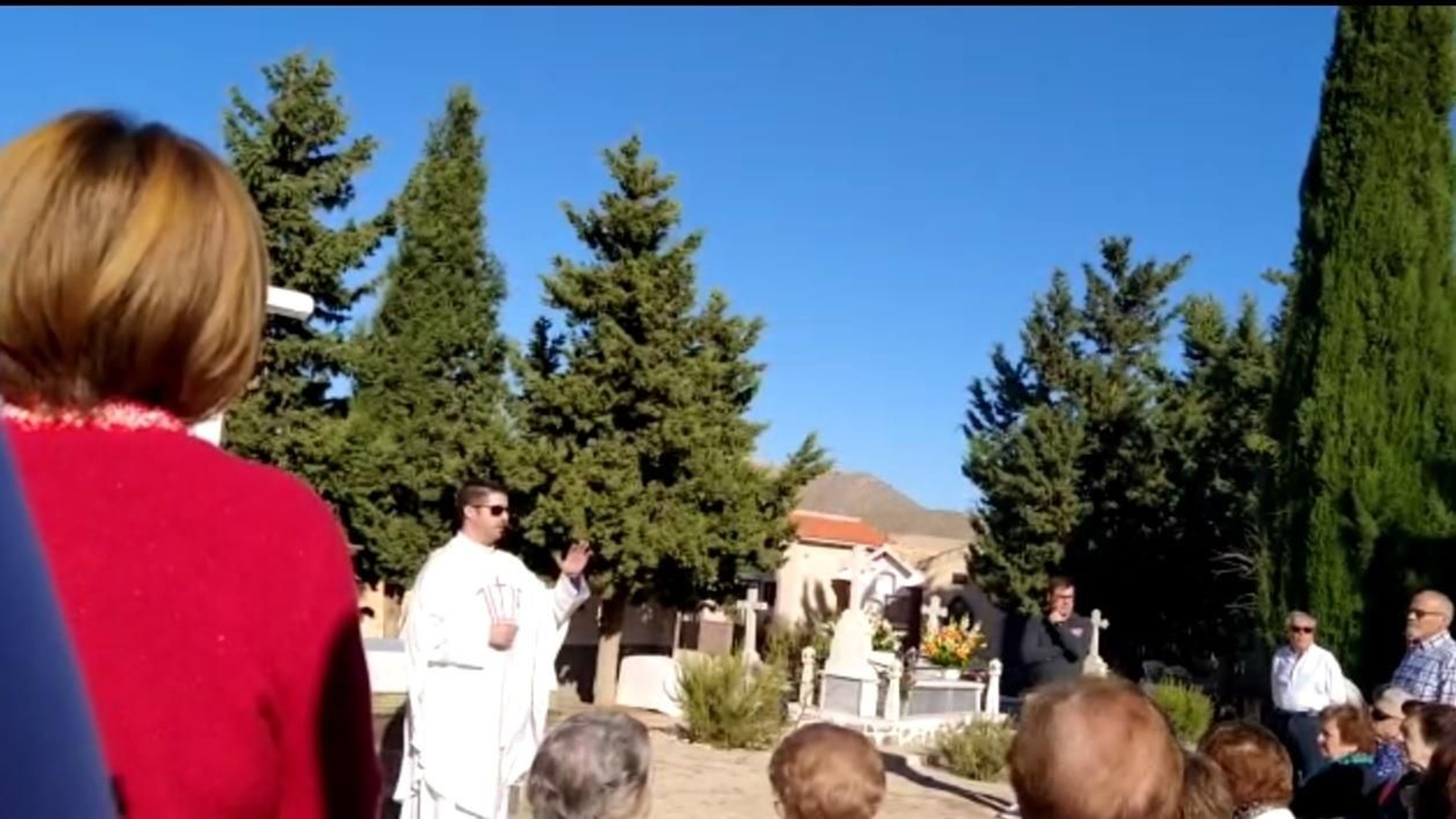 Párroco M. J. Martín Romero durante una misa en Topares, el día de difuntos en el cementerio de la pedanía.