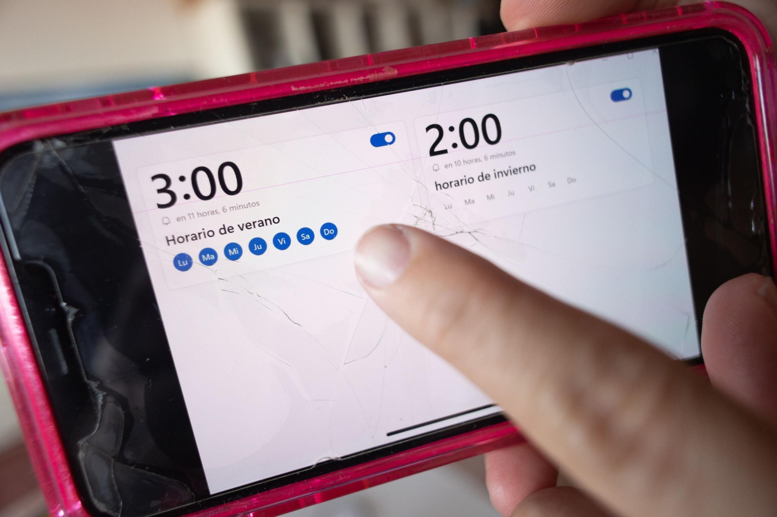 Una pantalla móvil muestra el cambio de hora.