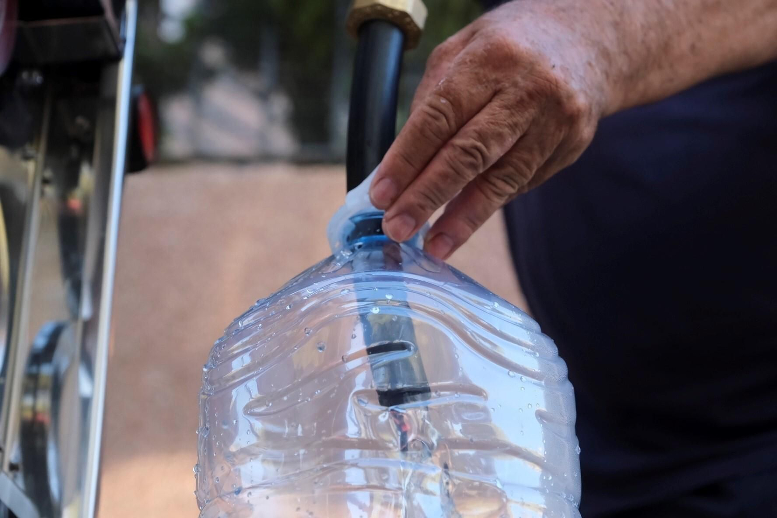 Los camiones cisterna de Emacsa ya abastecen a los vecinos de Las Jaras, en imágenes
