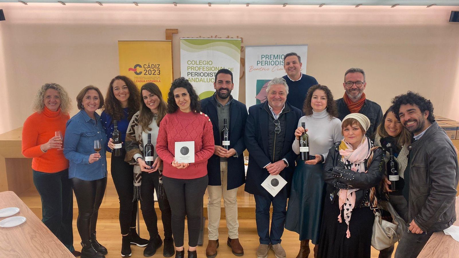 Foto de familia tras la cata de vinos que ha acompañado la celebración de la asamblea territorial del Colegio de Periodistas.