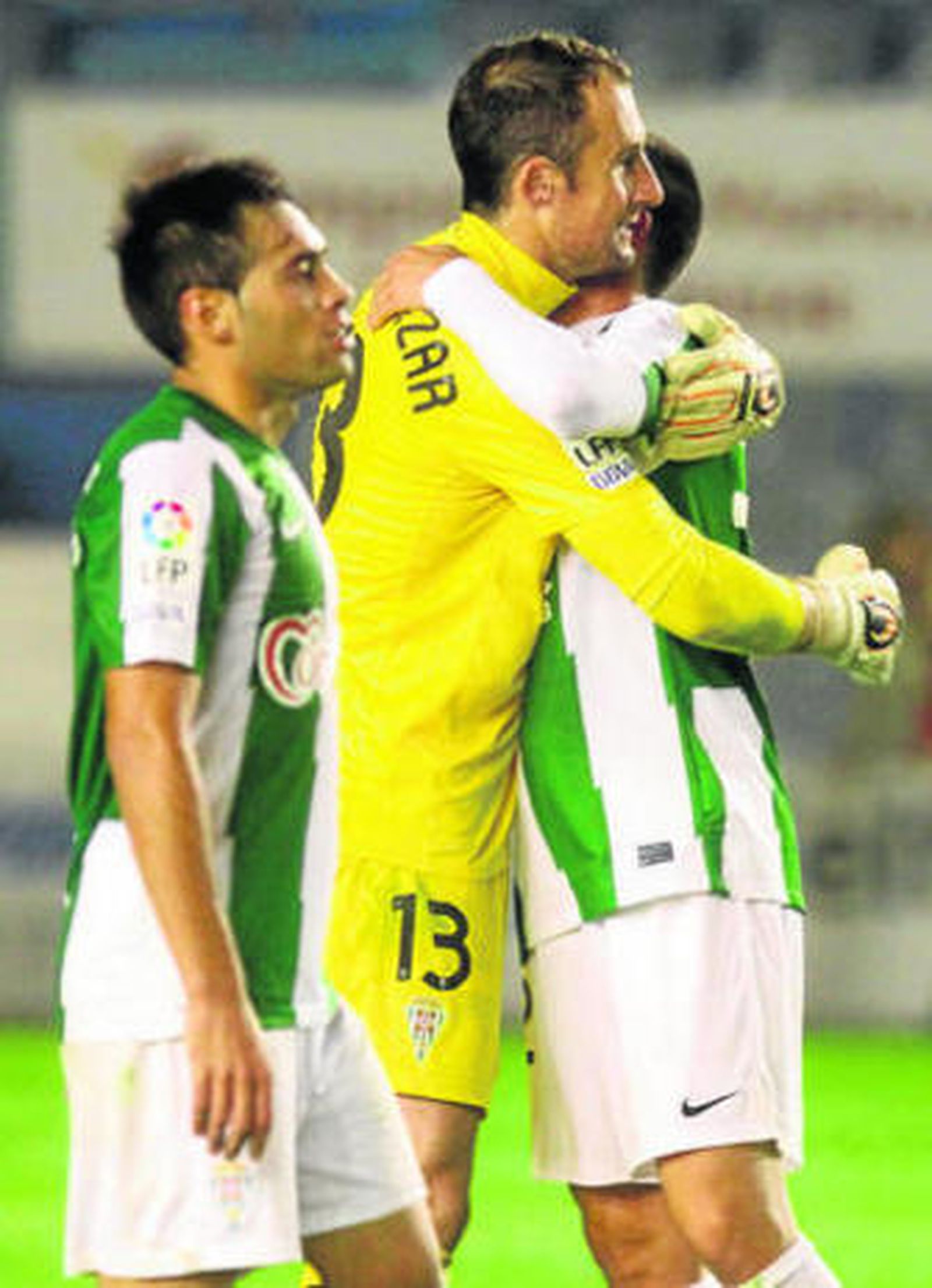 Mikel Saizar abraza a Javi Cabezas en presencia de Damián al término del encuentro.
