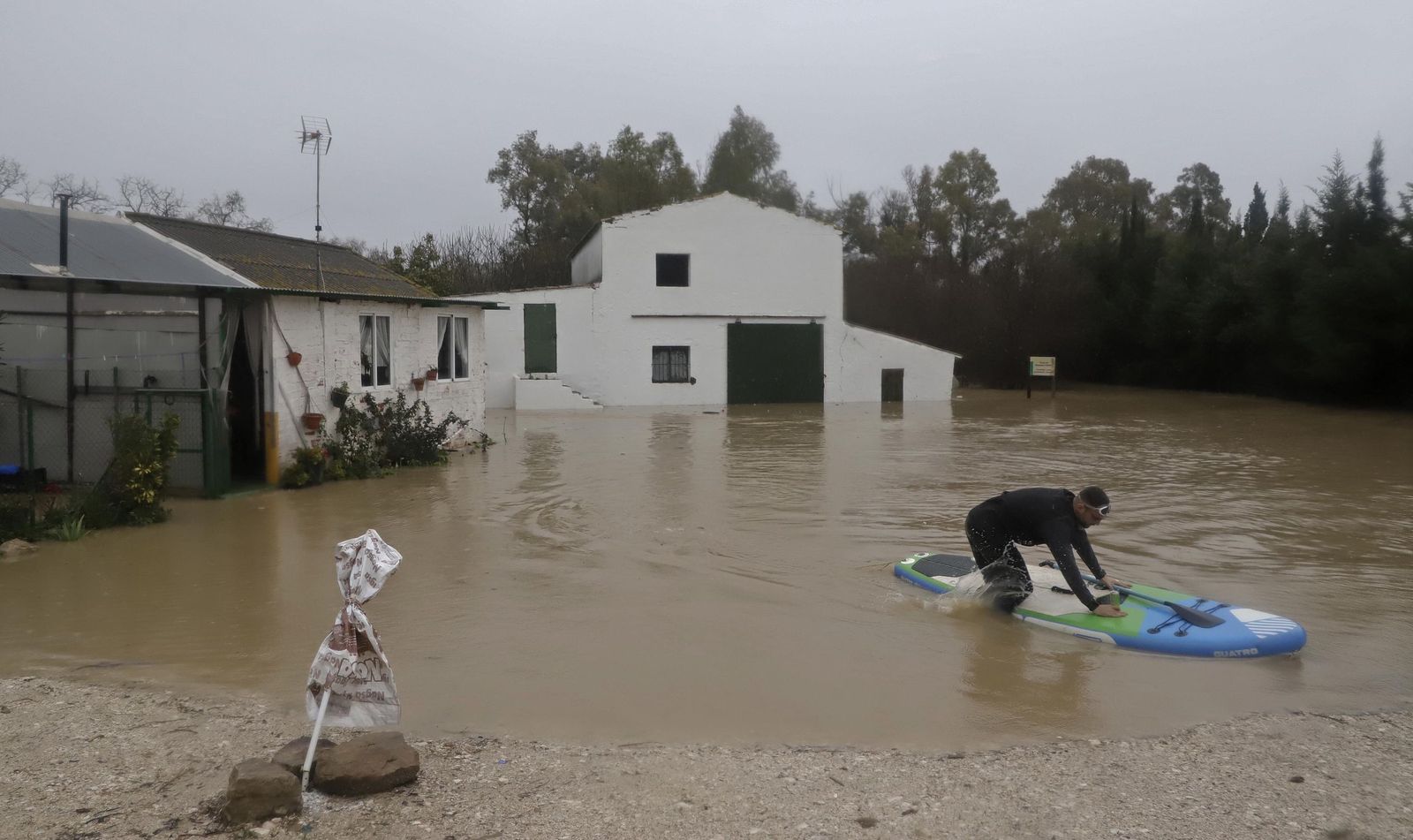 Fotos del temporal de lluvia y viento por la borrasca Kristin en Jimena de la Frontera, San Pablo de Buceite y San Martín del Tesorillo
