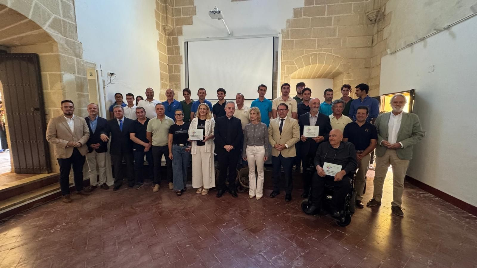 Galardonados y autoridades asistentes a los premios del Clúster Destino Jerez, en la Cartuja con Roberto Romero, vicario general de la Diócesis.