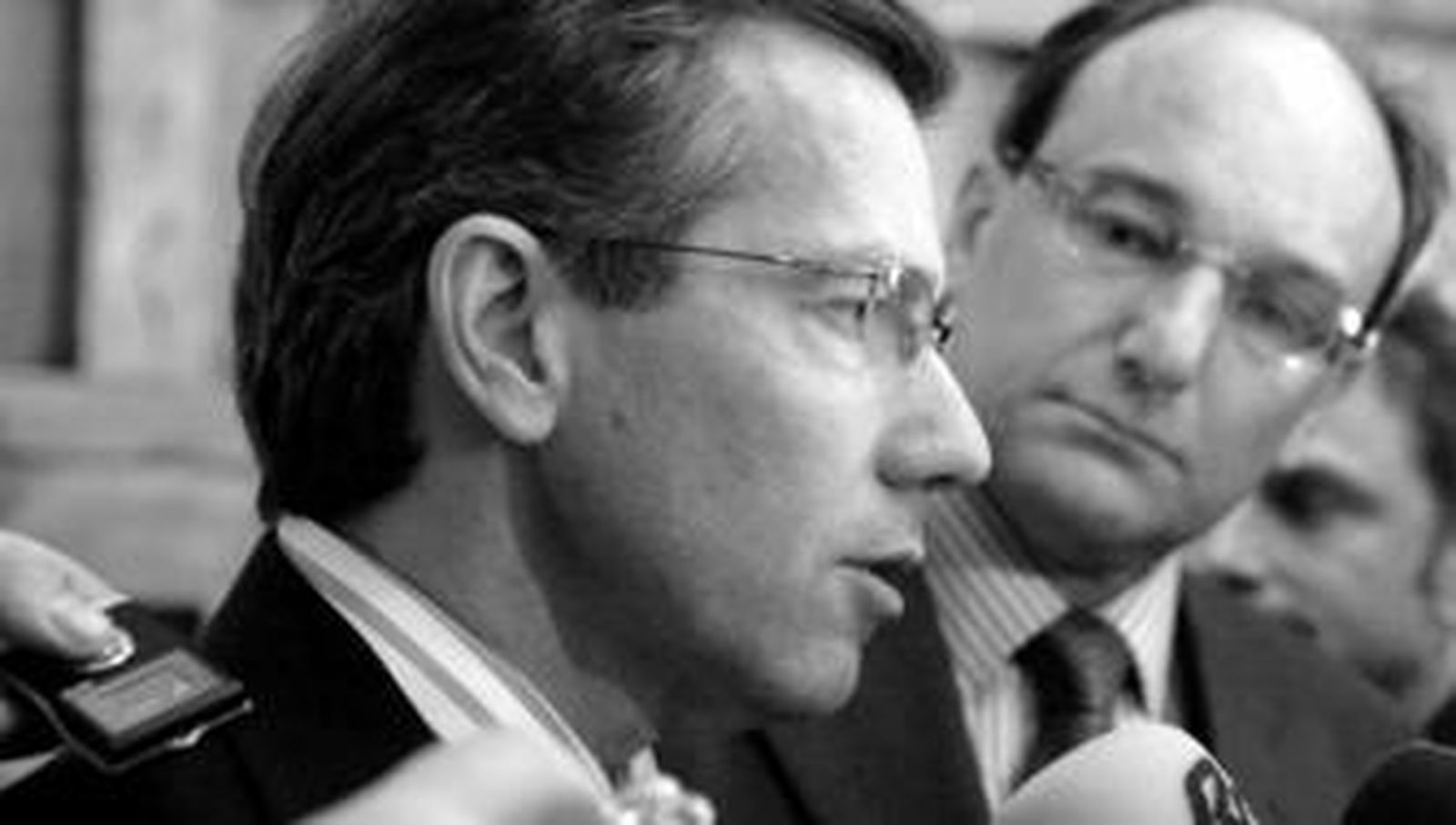 El secretario de Estado de Asuntos Exteriores, Bernardino León, y el ministro principal, Peter Caruana, ayer en Mijas.