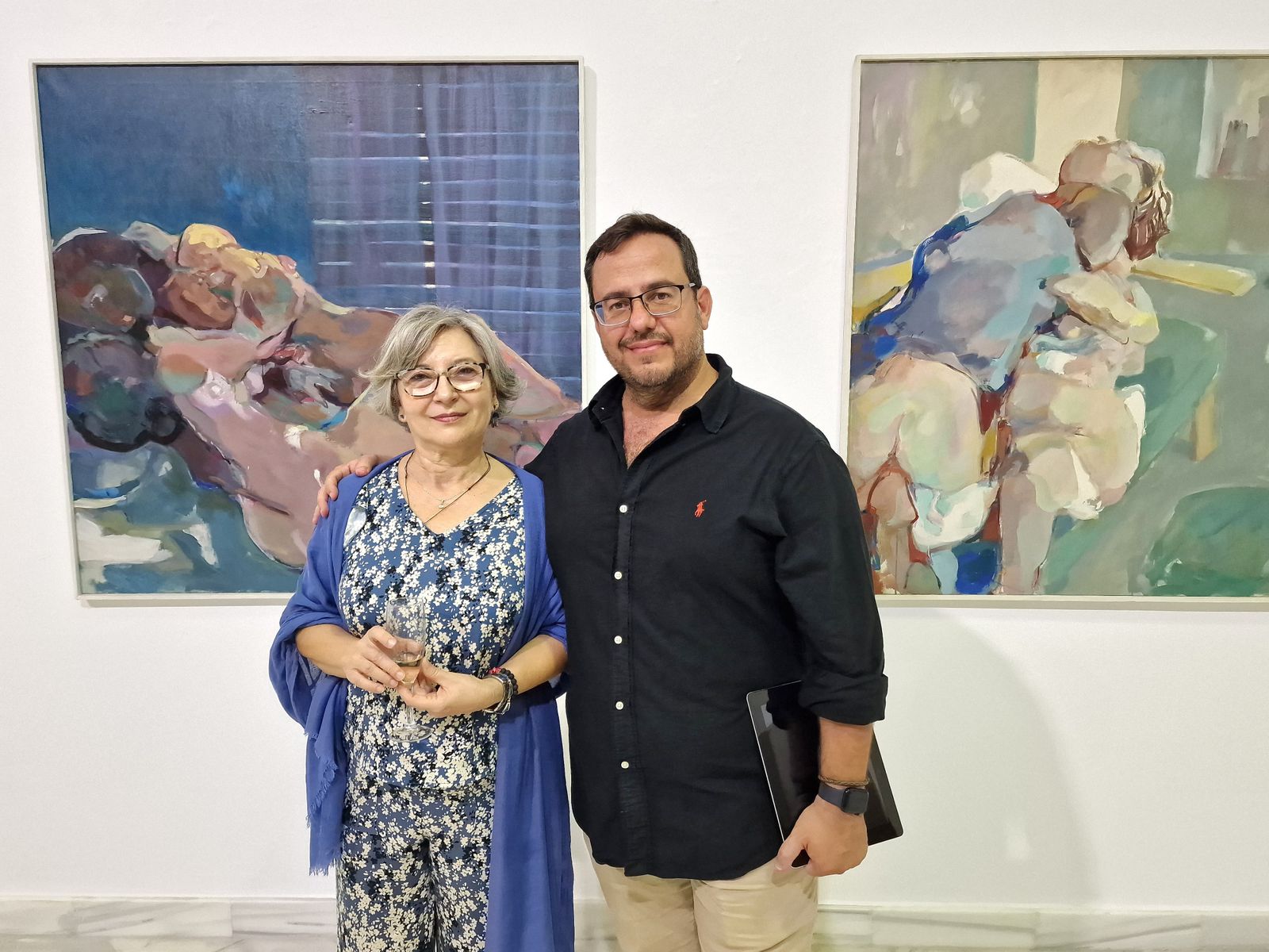 La compañera del artista, Pilar García, con el concejal de Cultura.