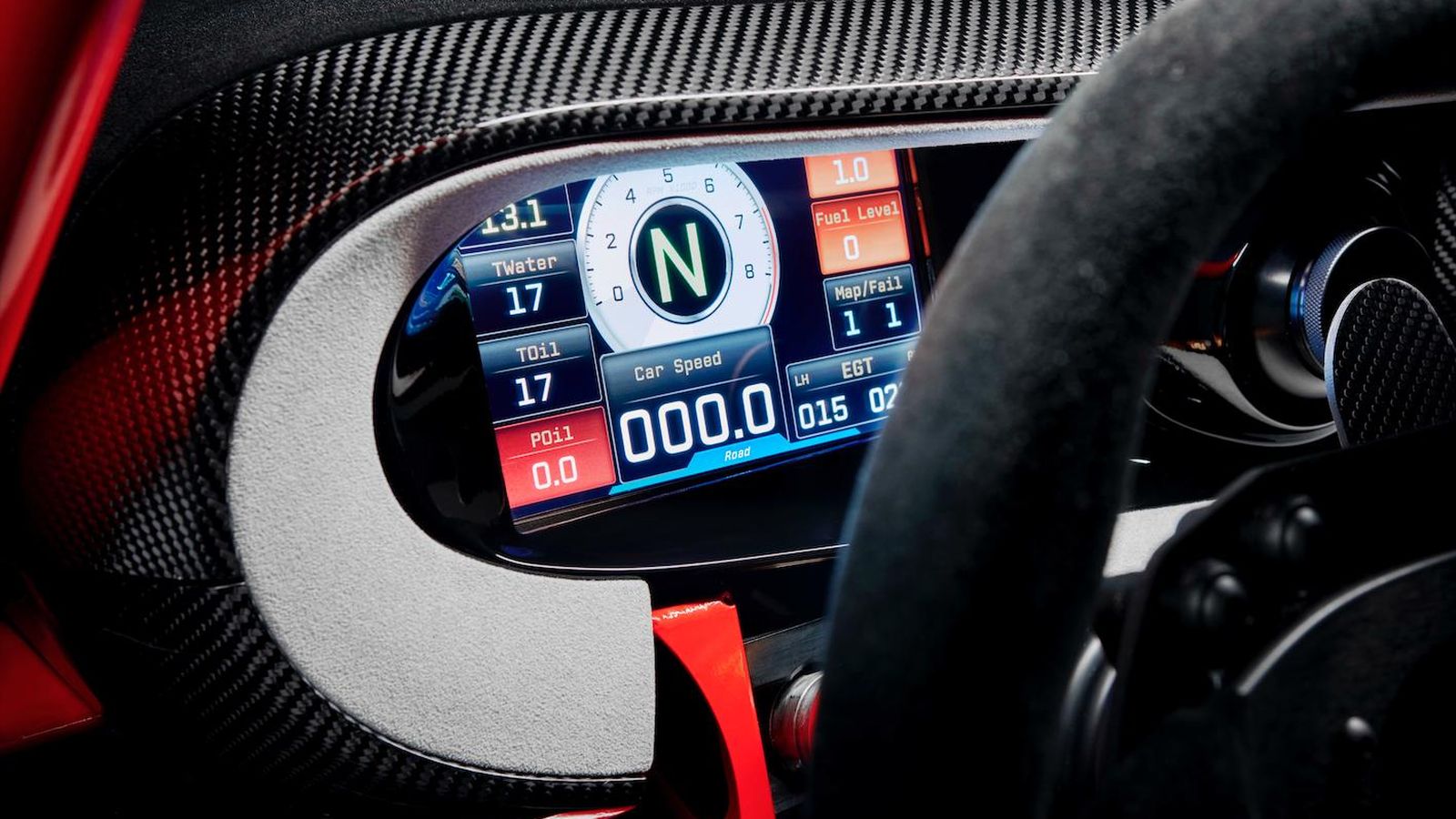 Una pantalla digital brinda al conductor toda la información importante, mientras que la consola central alberga los controles más habituales en un coche de calle.