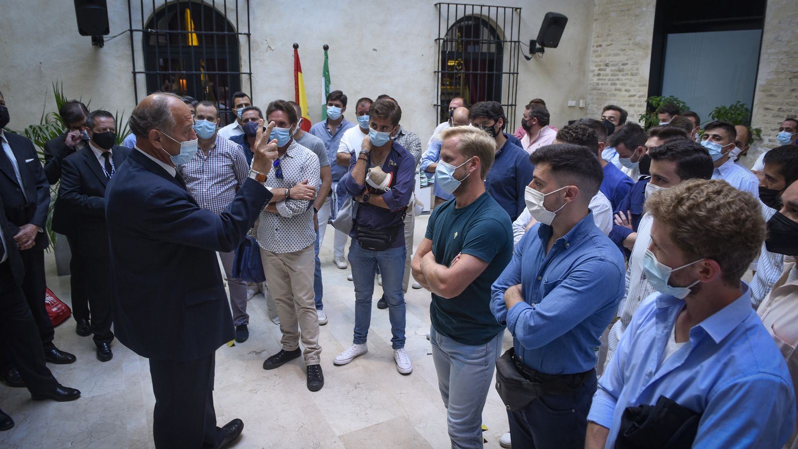 Antonio Santiago habla con sus costaleros antes de la salida de la Pastora