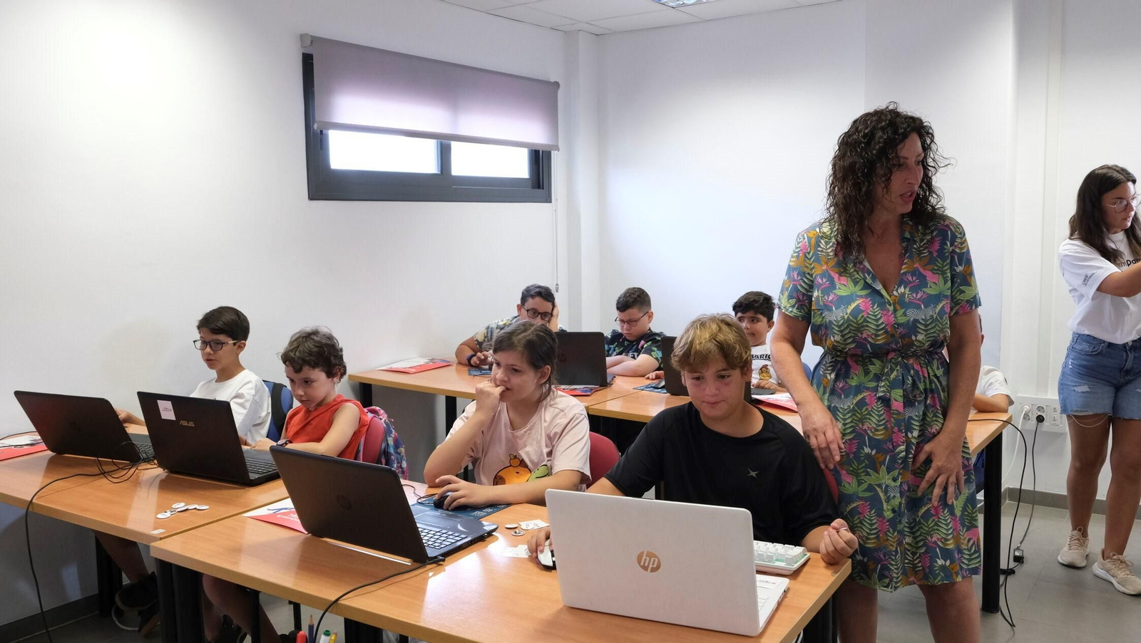 La alcaldesa de Almería durante la visita al Centro de la Mujer de Cortijo Grande que acoge estas semanas el Campamento Digital